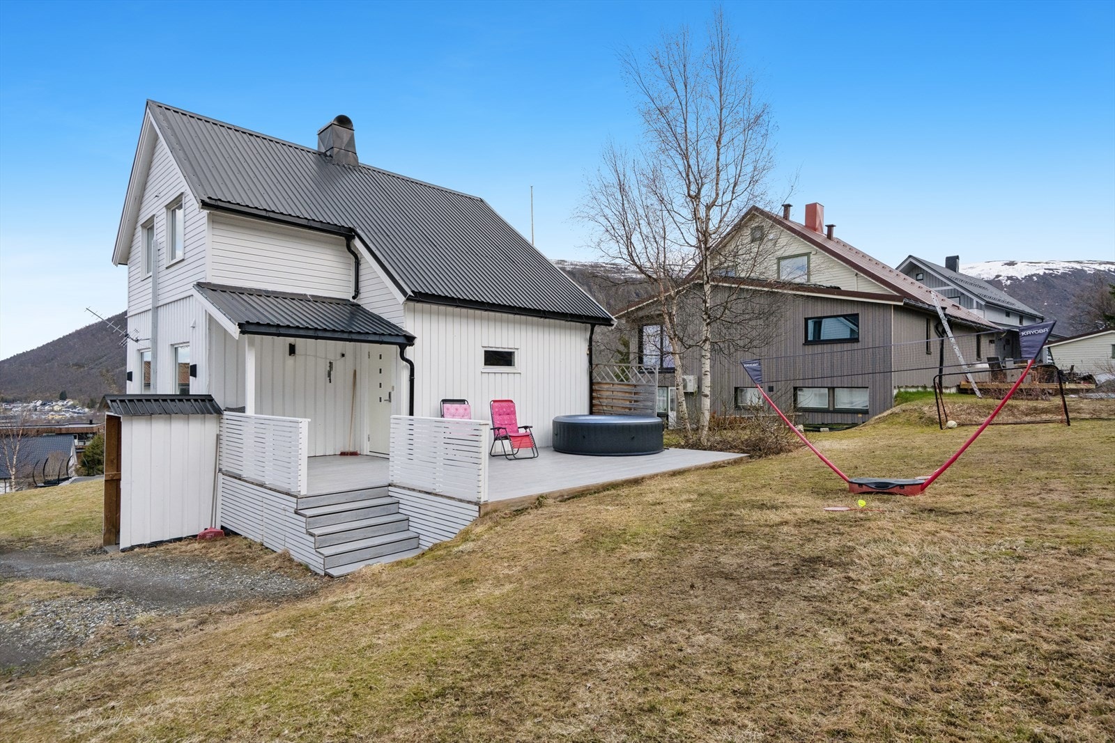 Stor tomt med en godt skjermet terrasse og hage som er opparbeidet med plen. Gode solforhold Galleribilde