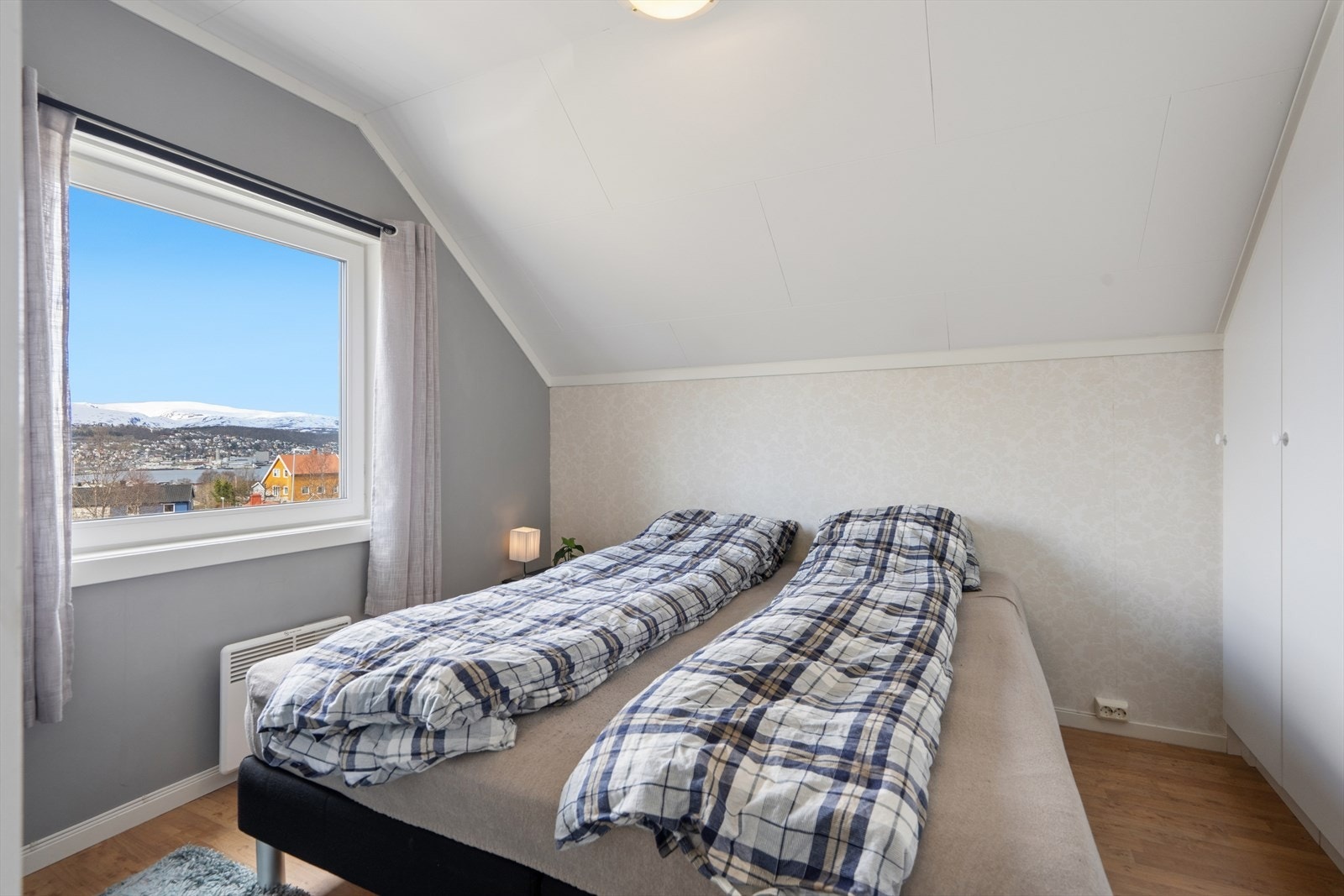 Soverom i 2.etg./loft. Rommet har adkomst via annet soverom Galleribilde