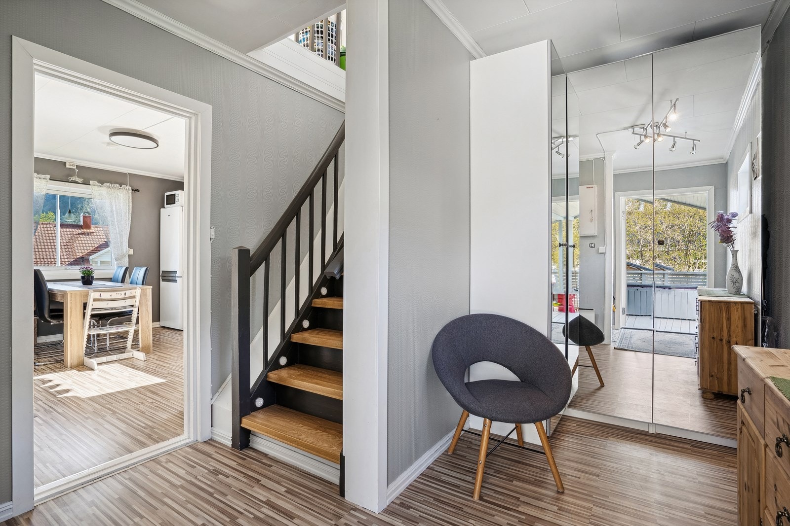 Gang i 1.etg. med stort garderobeskap og trapp til loft Galleribilde
