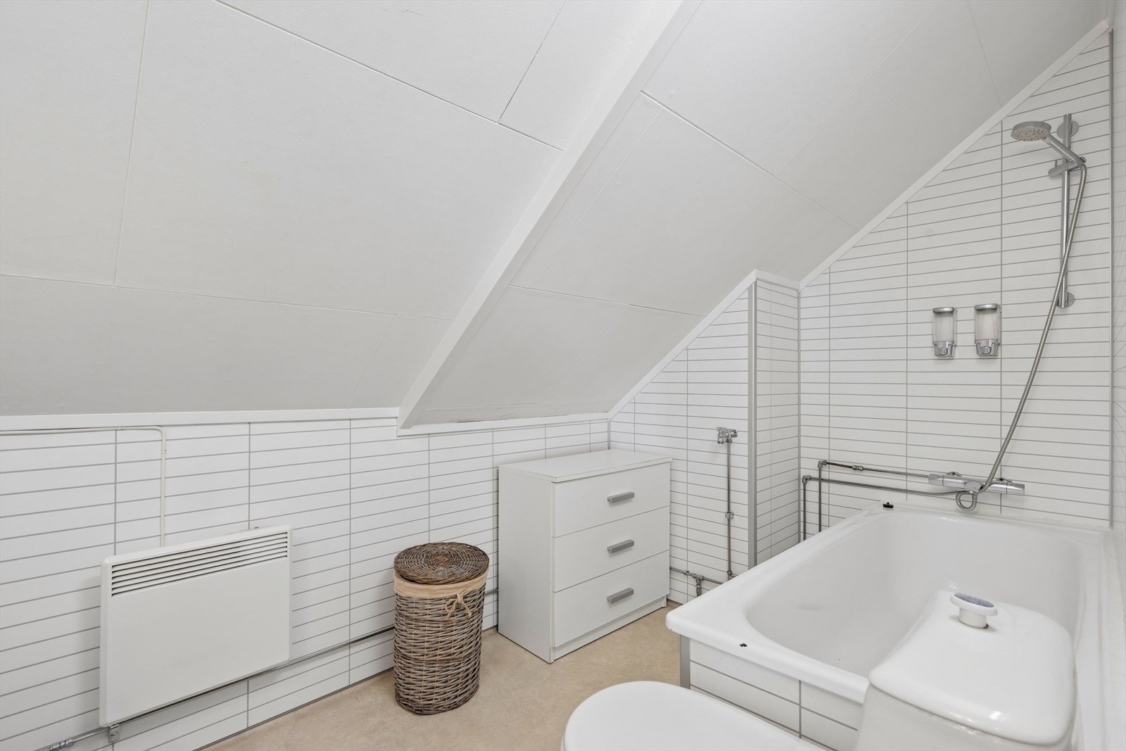 Baderom med badekar i 2.etg./loft Galleribilde