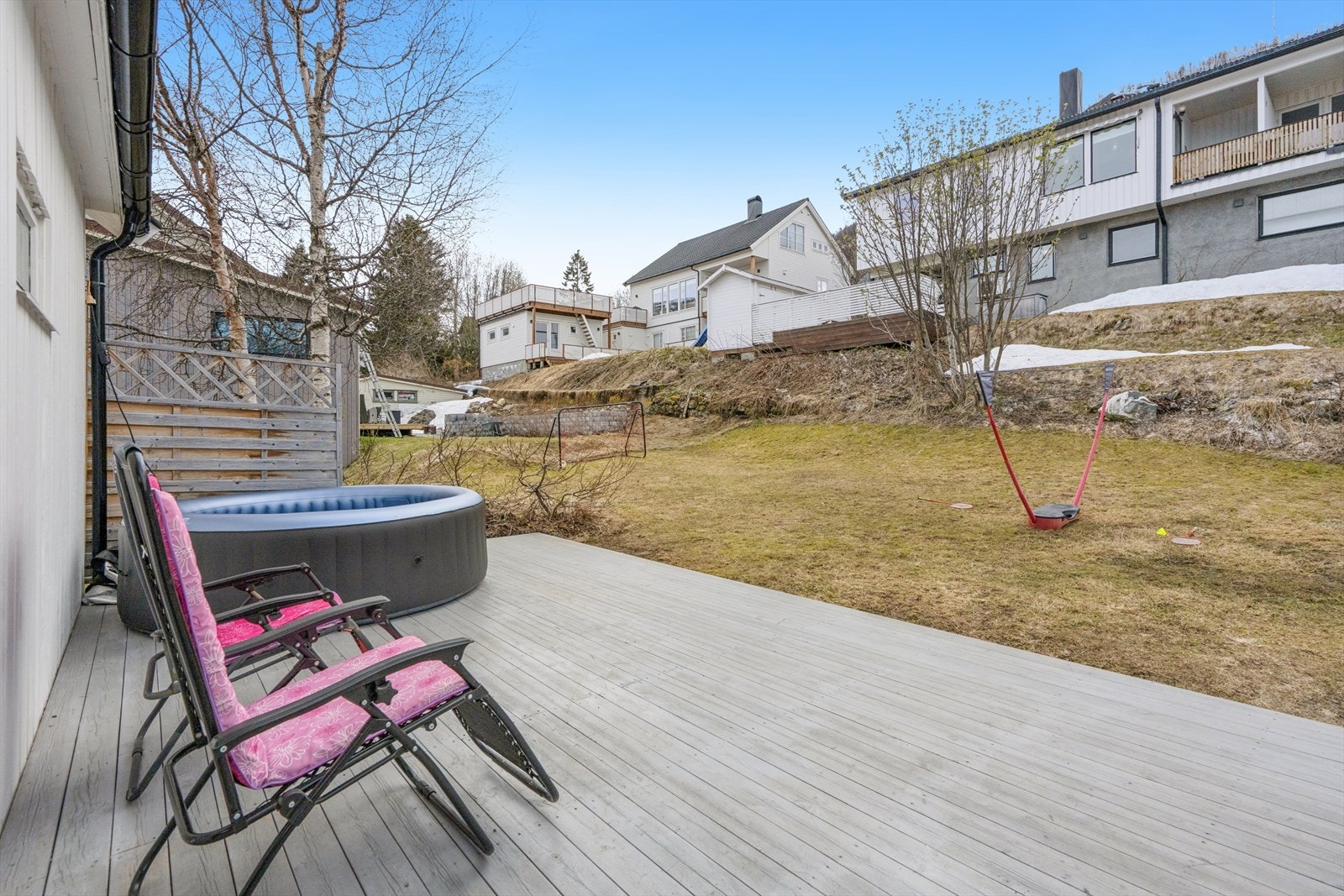 Stor sørvendt markterrasse med gode solforhold og skjermet beliggenhet på baksiden av huset Galleribilde