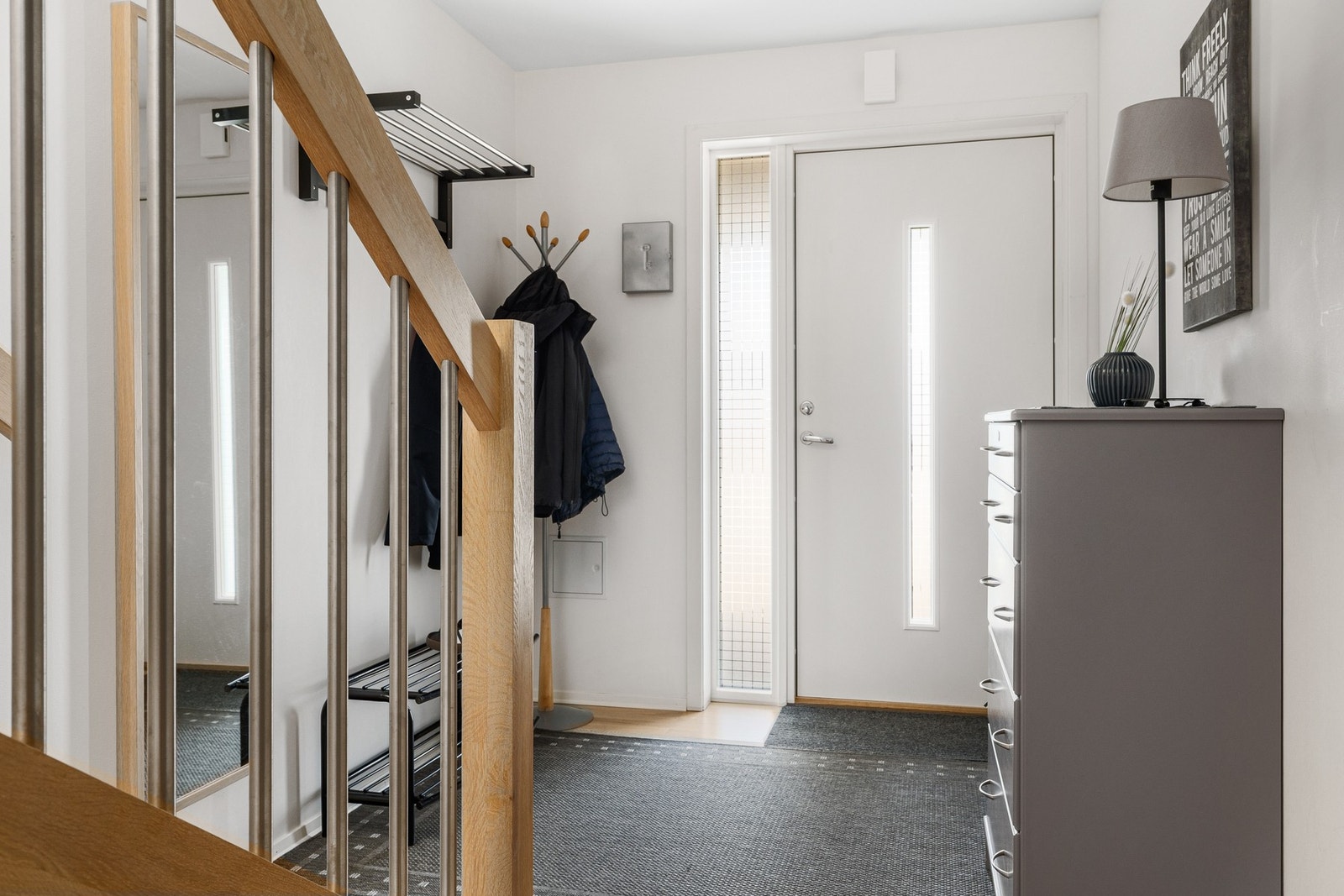 Entré med mulighet for å henge fra seg yttertøy og sko Galleribilde