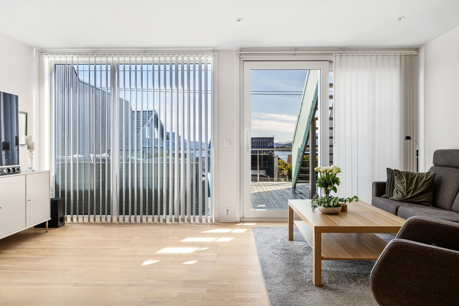 Store vindusflater som gir rommet rikelig med naturlig lys Galleribilde