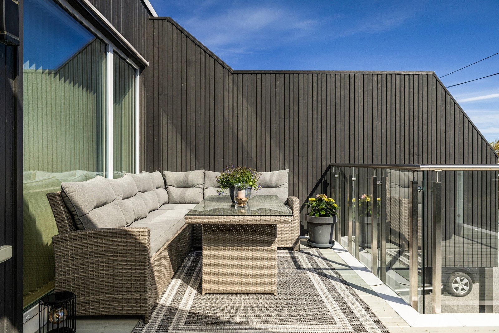 Solrik terrasse med gode møbleringsmuligheter Galleribilde