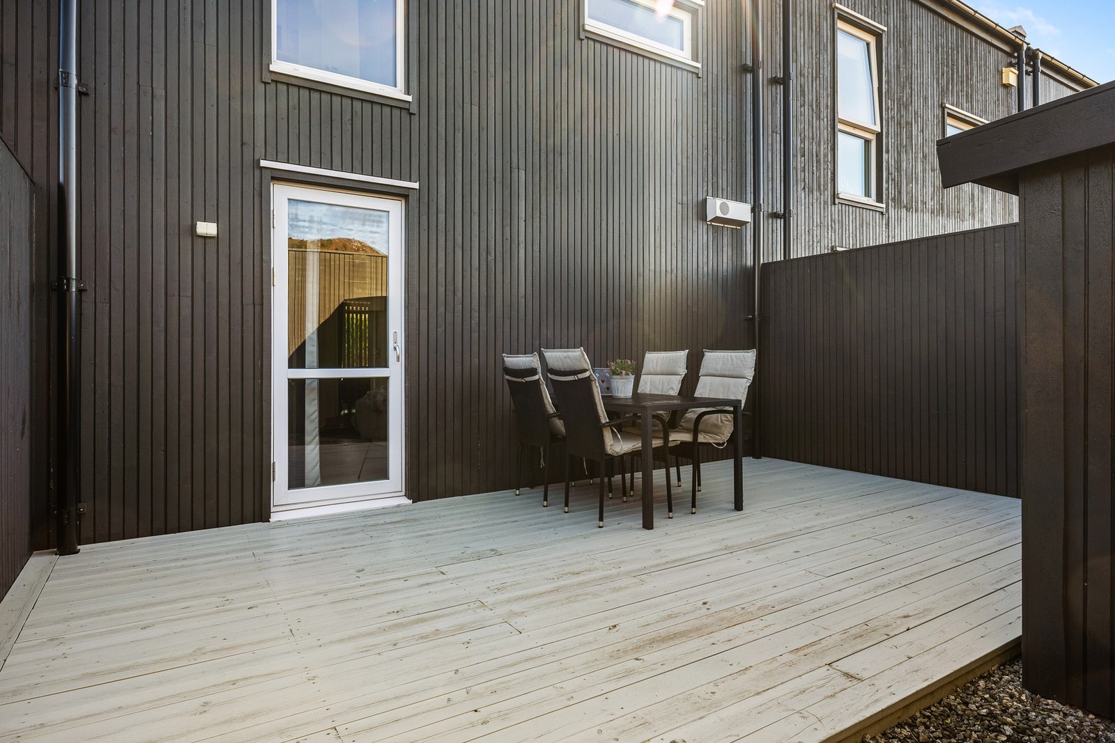 Pent uteområde med platting og bod Galleribilde