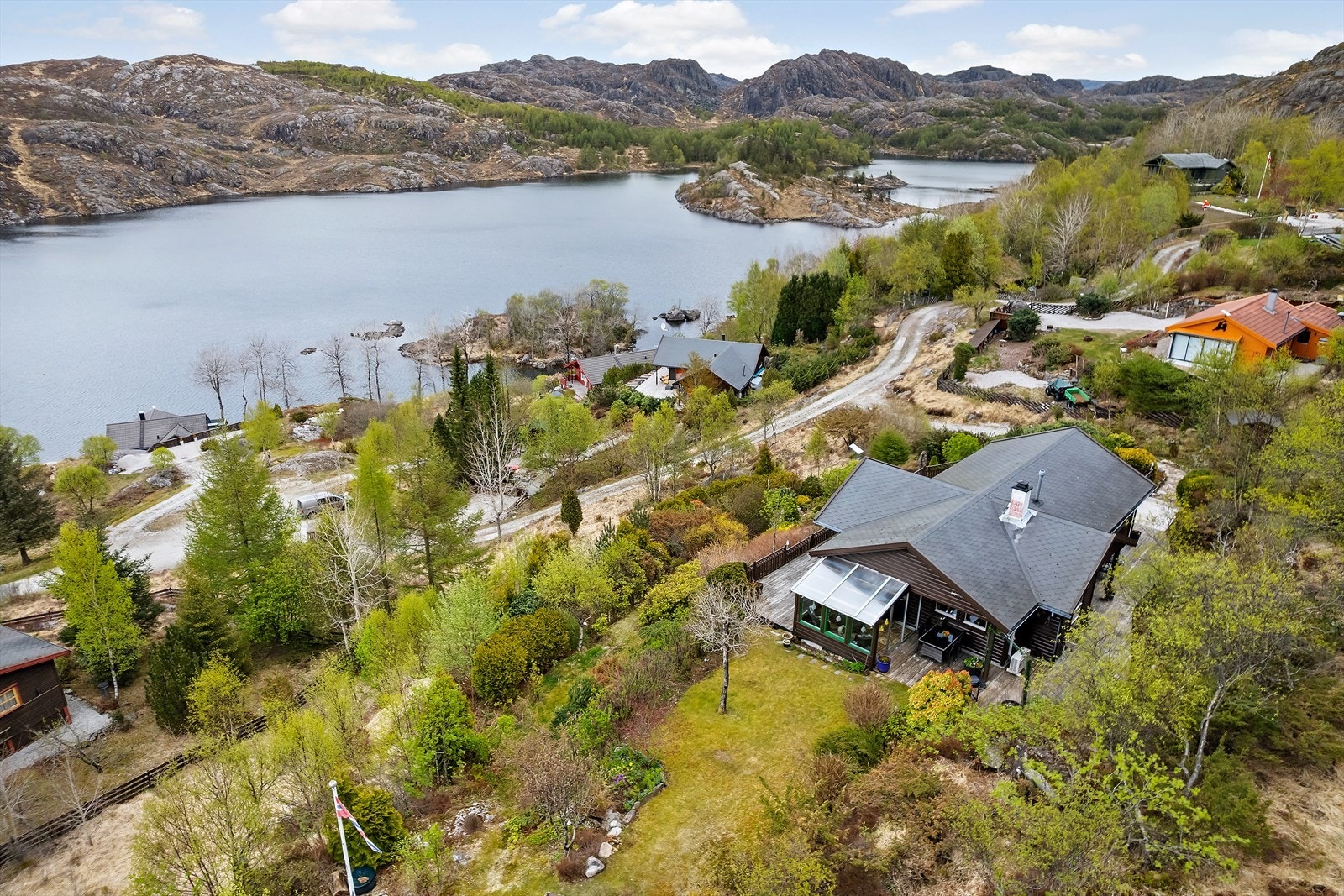 Eiendommen ligger i et etablert hyttefelt med flott utsikt over Kydlandsvannet. Galleribilde