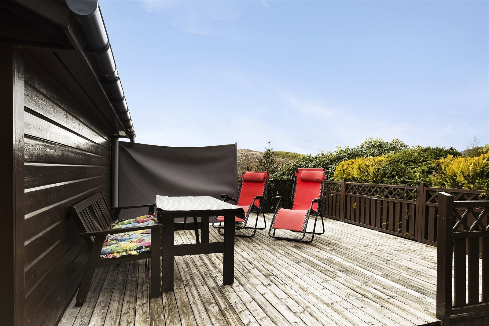 Den store treterrassen har flere soner for utemøbler og avslapning. Galleribilde