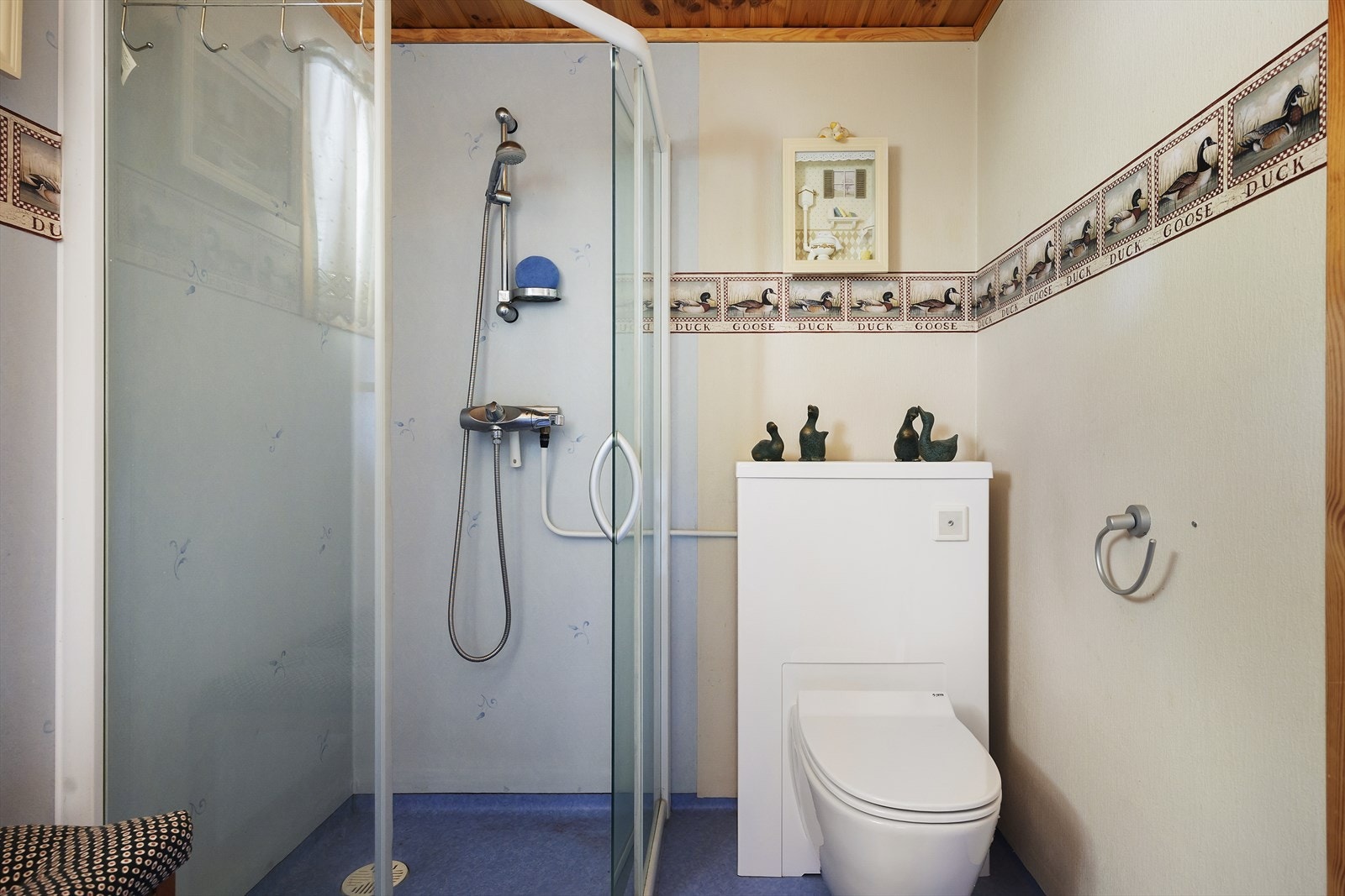 Badet er utstyrt med dusjhjørne og vegghengt vakuumtoalett. Galleribilde