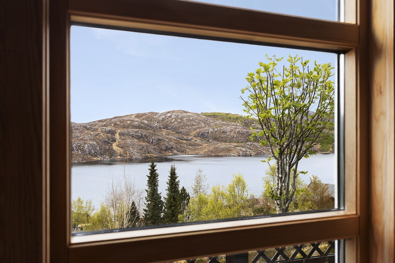 Utsikten fra stuevinduene rammer inn det naturskjønne landskapet. Galleribilde