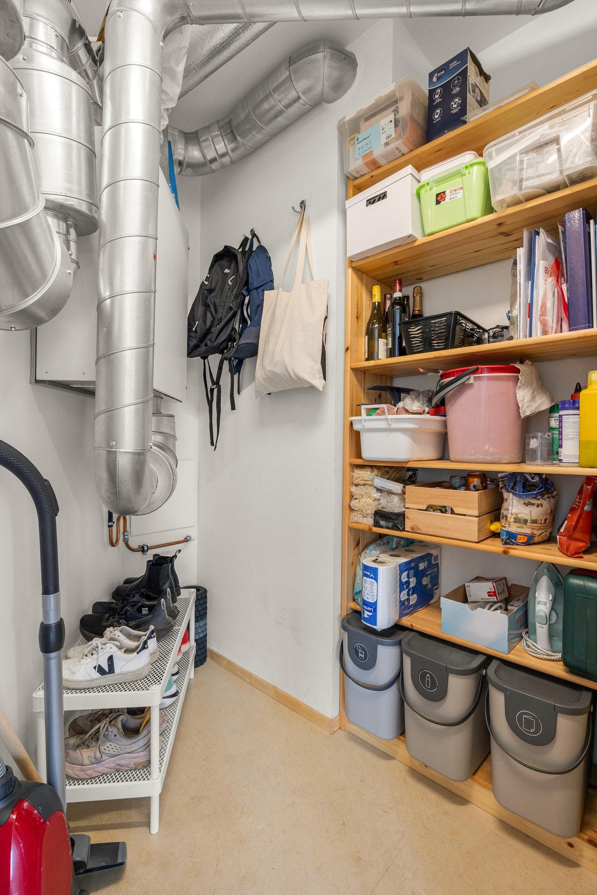 Praktisk innvendig bod - det er også bod i kjeller på ca. 5 kvadratmeter Galleribilde