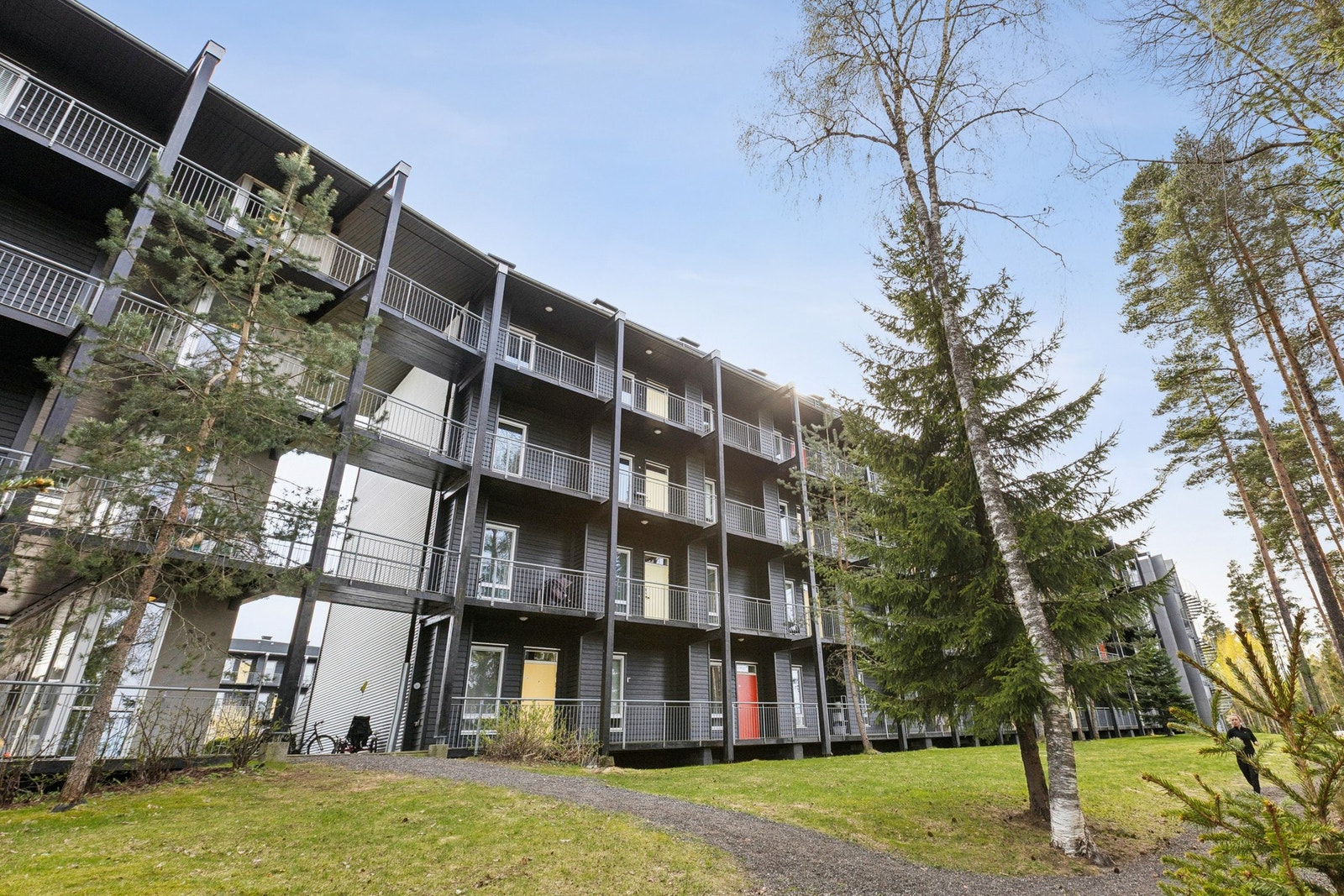 Eiendommen ligger i et sentralt, nyere etablert og barnevennlig boligområde like utenfor Jessheim sentrum i Ullensaker kommune. Galleribilde