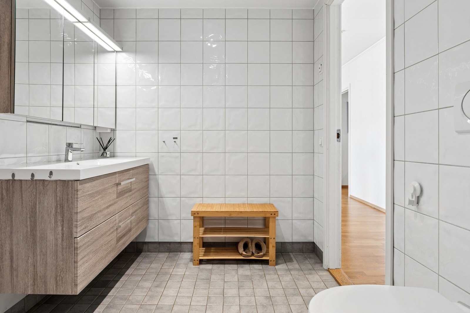 Badet har servantinnredning med heldekkende servant, og vegghengt toalett. Badet har også Galleribilde