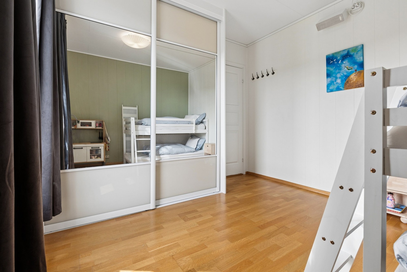 Soverom nr. 2 har en praktisk skyvedørsgarderobe for oppbevaring. Galleribilde