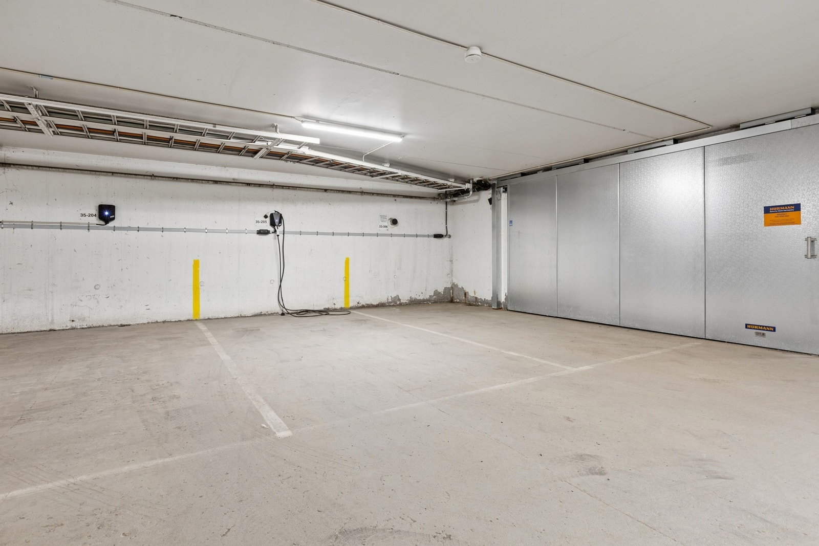 Leiligheten har garasjeplass med elbil-lader i felles garasjeanlegg. Galleribilde