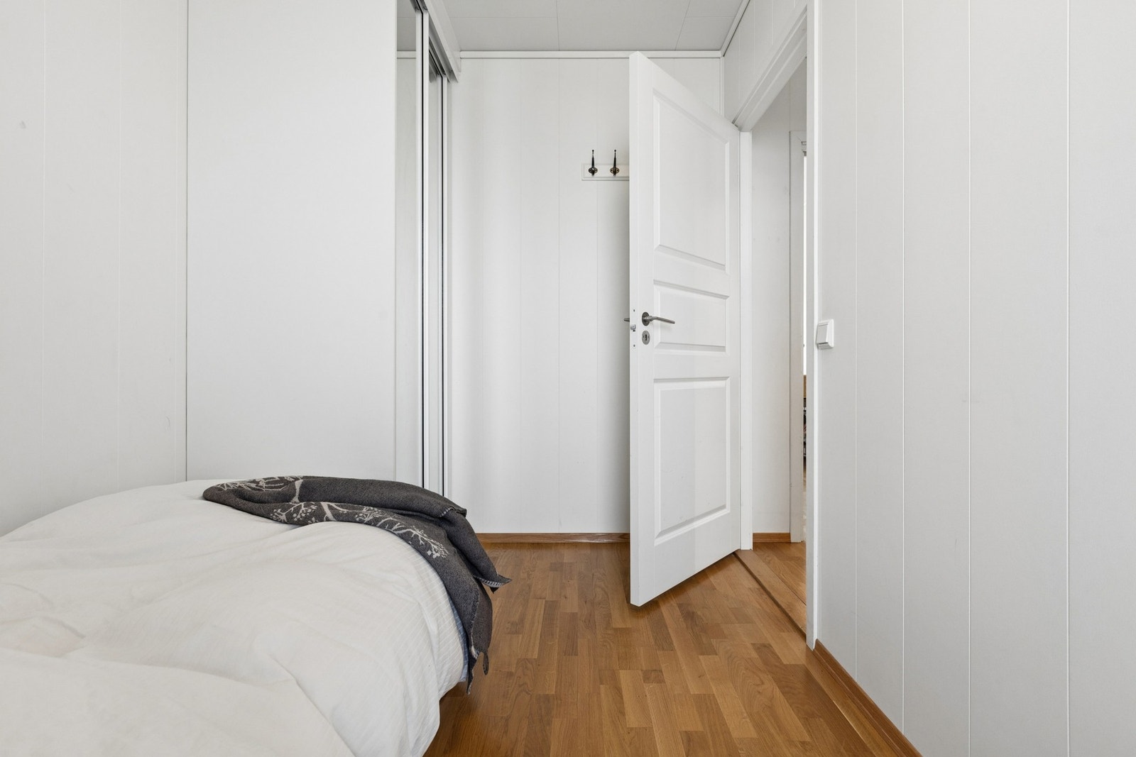 Soverom nr. 3 har i tillegg en praktisk skyvedørsgarderobe. Galleribilde