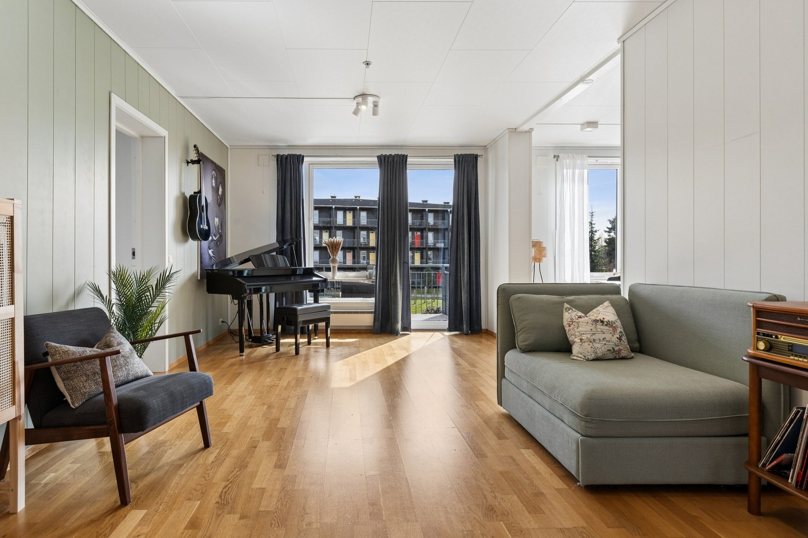 De to stuene gir rom for både sosialt samvær og rolige soner - perfekt for en fleksibel livsstil. Galleribilde
