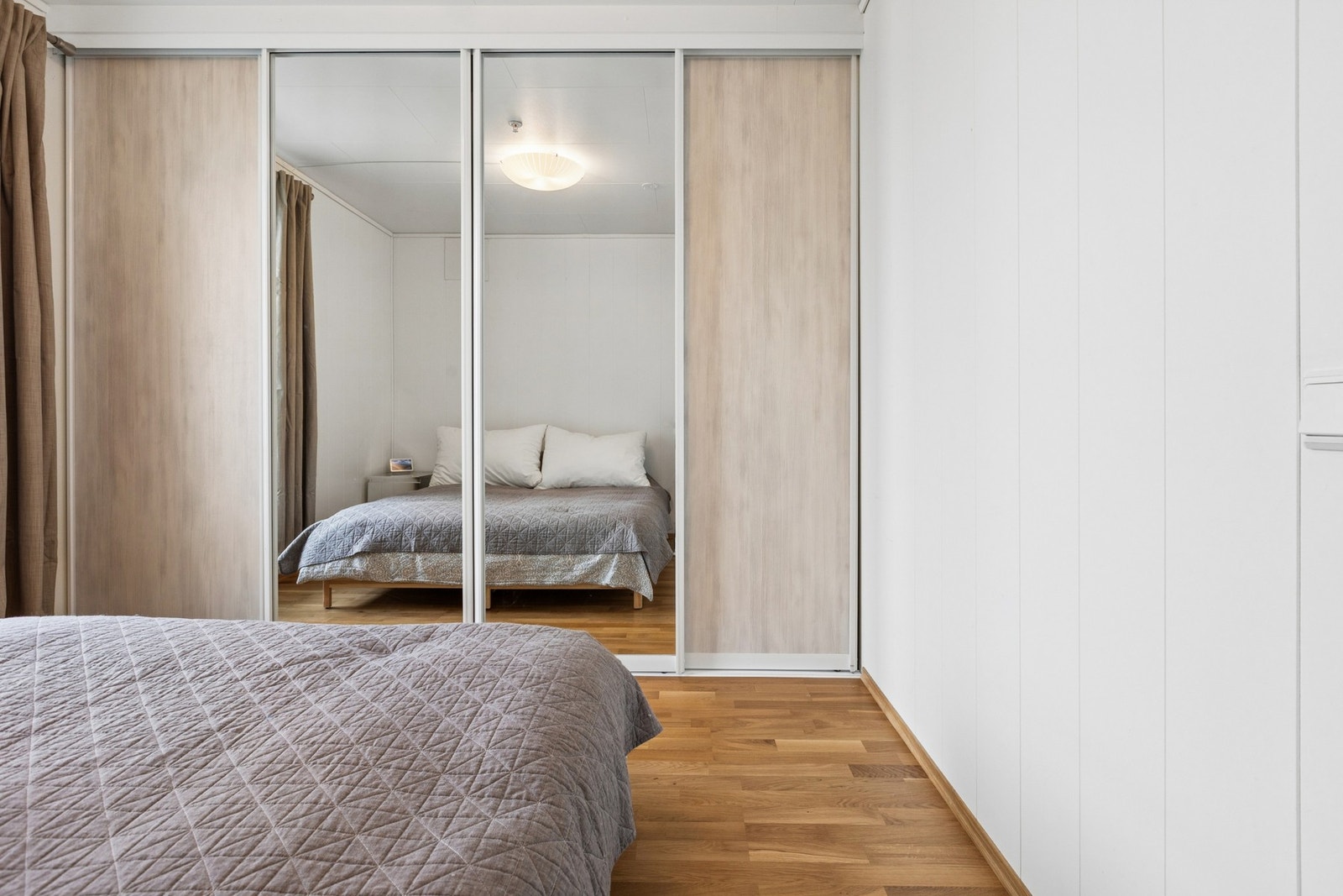 Hovedsoverommet har en praktisk skyvedørsgarderobe med gode oppbevaringsmuligheter. Galleribilde