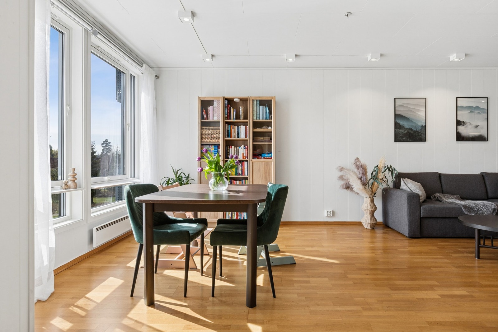 Stue nr.2 har plass til eget spisestue område og tv-stue. Galleribilde