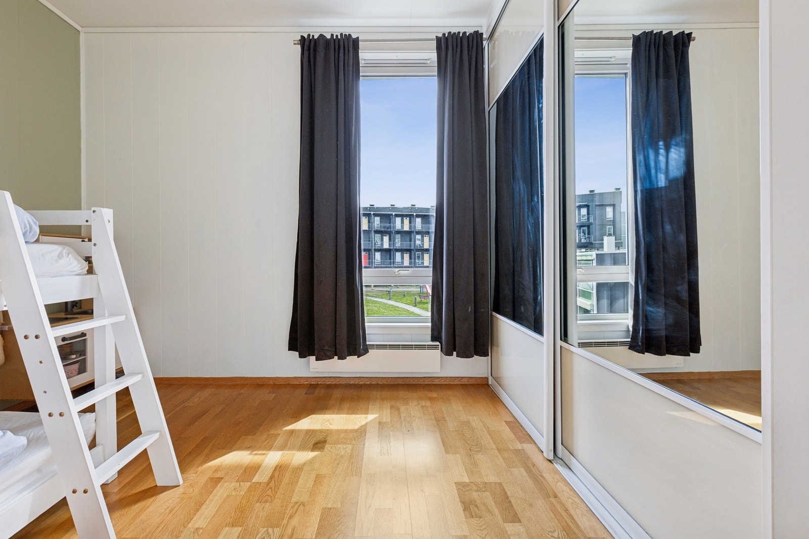 Soverom nr. 2 er av god størrelse med plass til seng og soveromsmøblement. Galleribilde