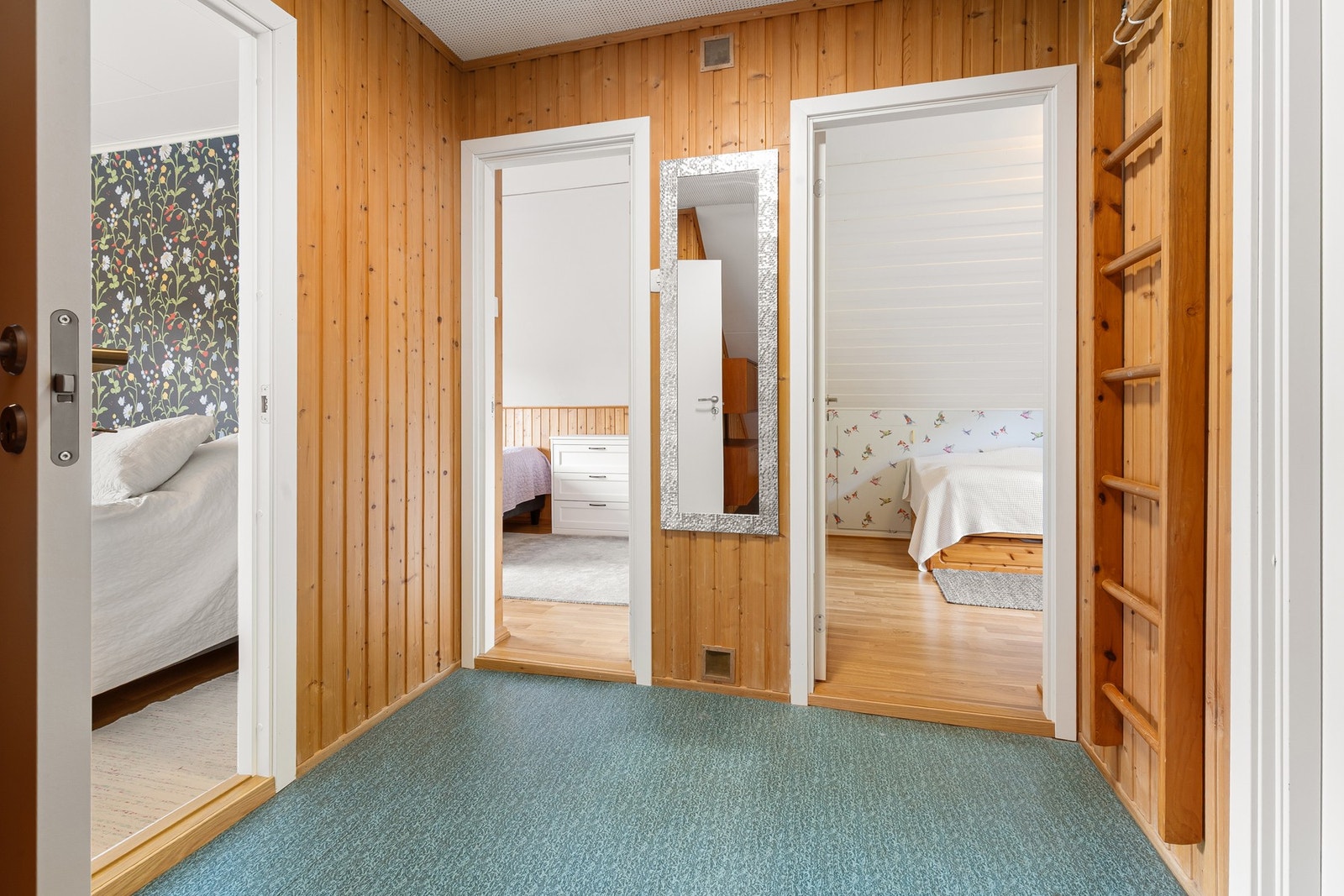 Gang på loftet som gir adkomst til alle tre soverommene og badet. Galleribilde