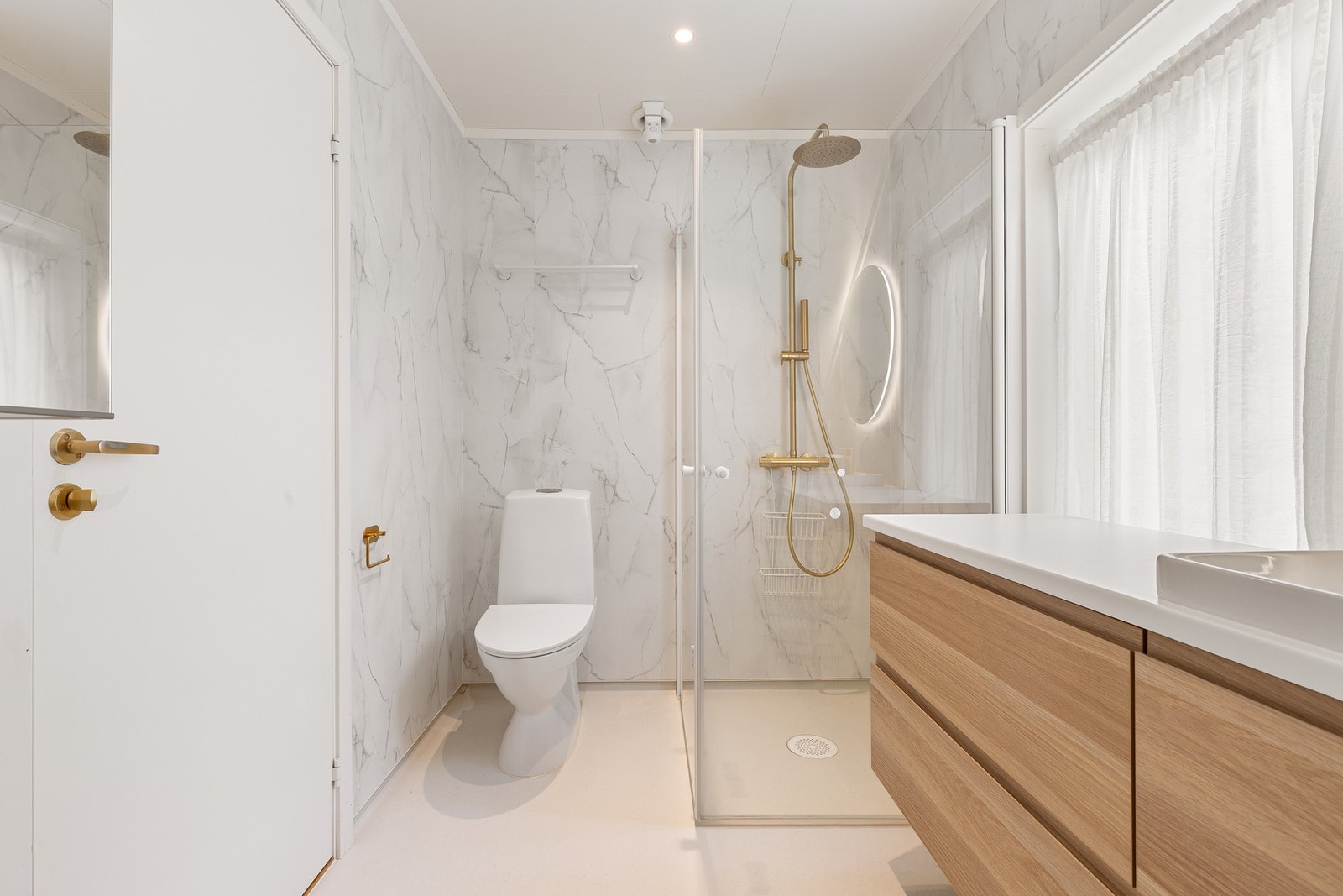 Hovedbadet ble ferdigstilt i april 2023, med baderomspanel på veggene og dusjnisje. Galleribilde
