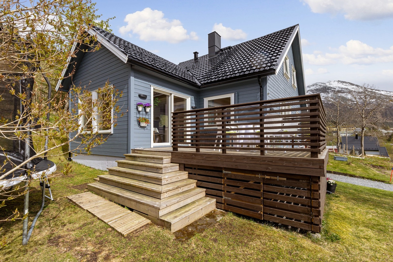 Stor, vestvendt balkong med luftig og herlig utsikt- trapp ned til hagen. Galleribilde