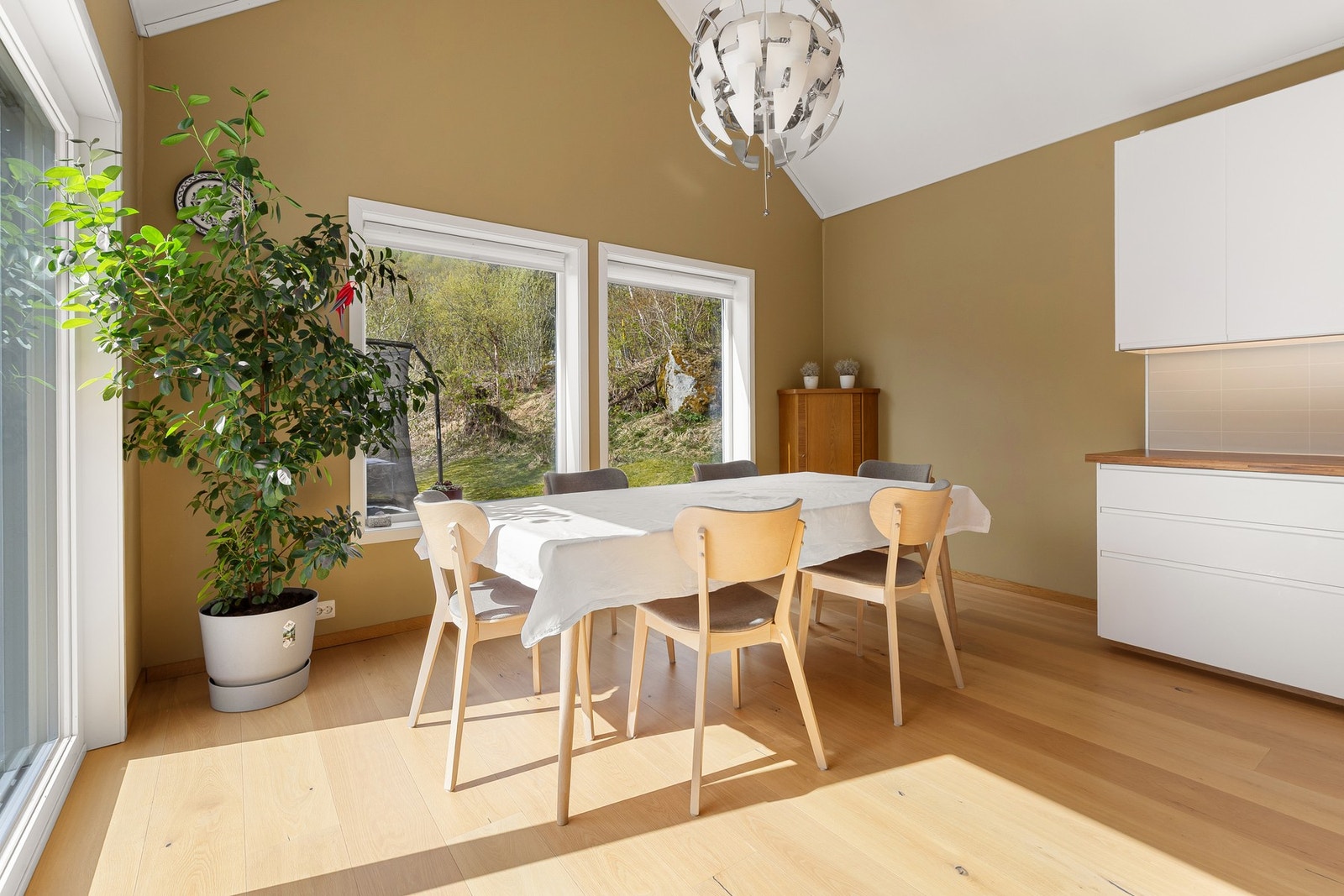 Spisestuen har god plass til langbord for sosiale sammenkomster. Galleribilde
