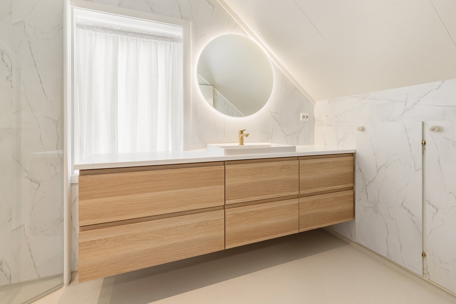 Badet har termostatstyrt gulvvarme og downlights i taket. Galleribilde