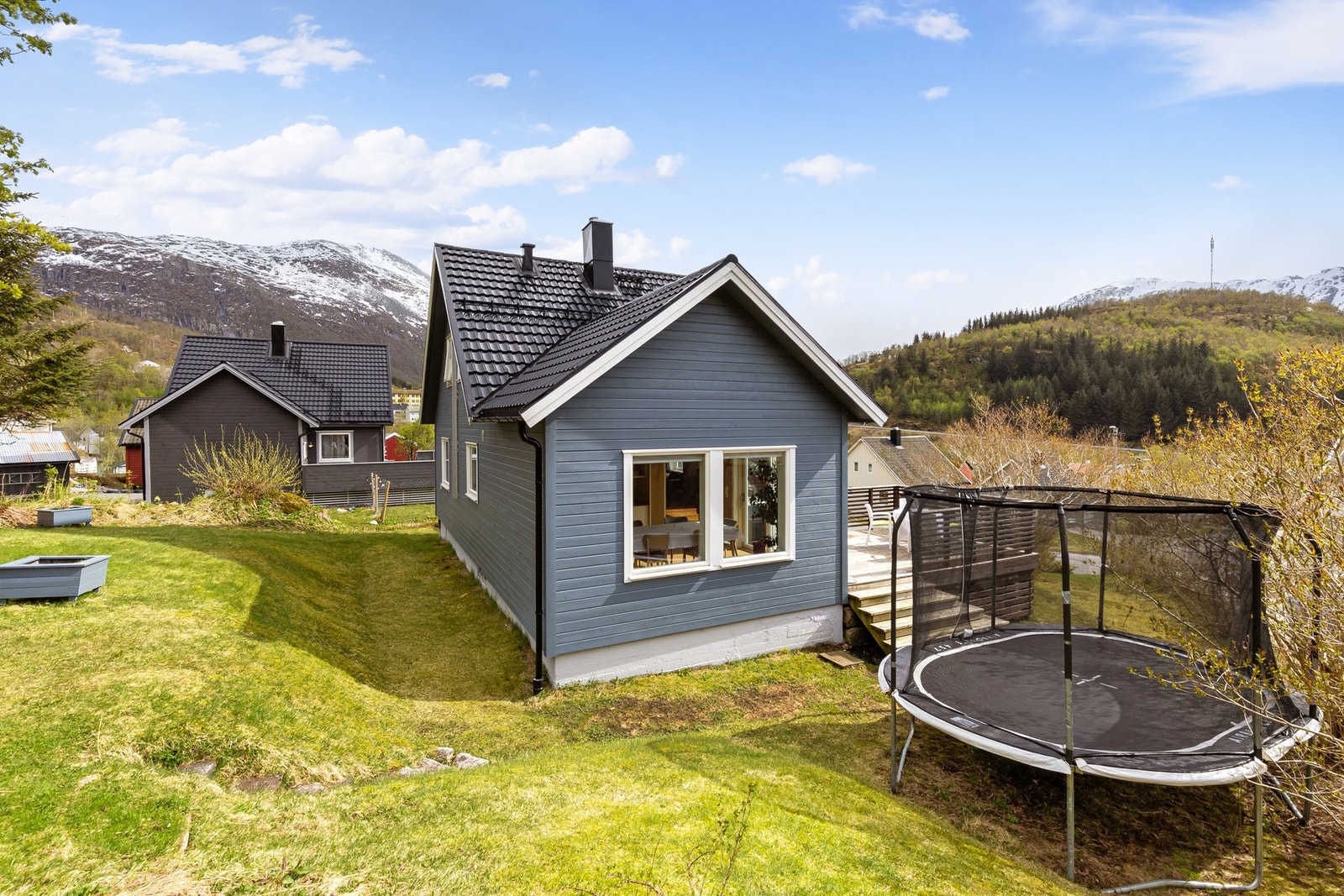 Tomten er opparbeidet med plen og har gode muligheter for lek og aktivitet. Galleribilde