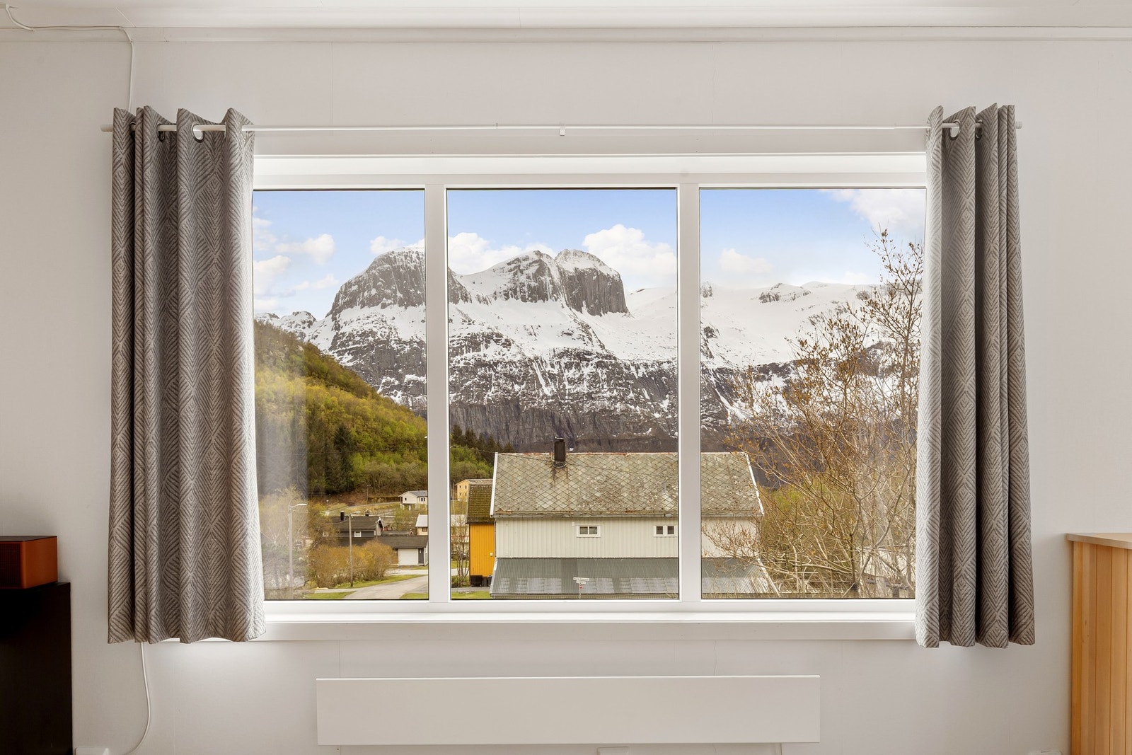 Fra boligen er det flott utsikt mot de omkringliggende fjellene. Galleribilde