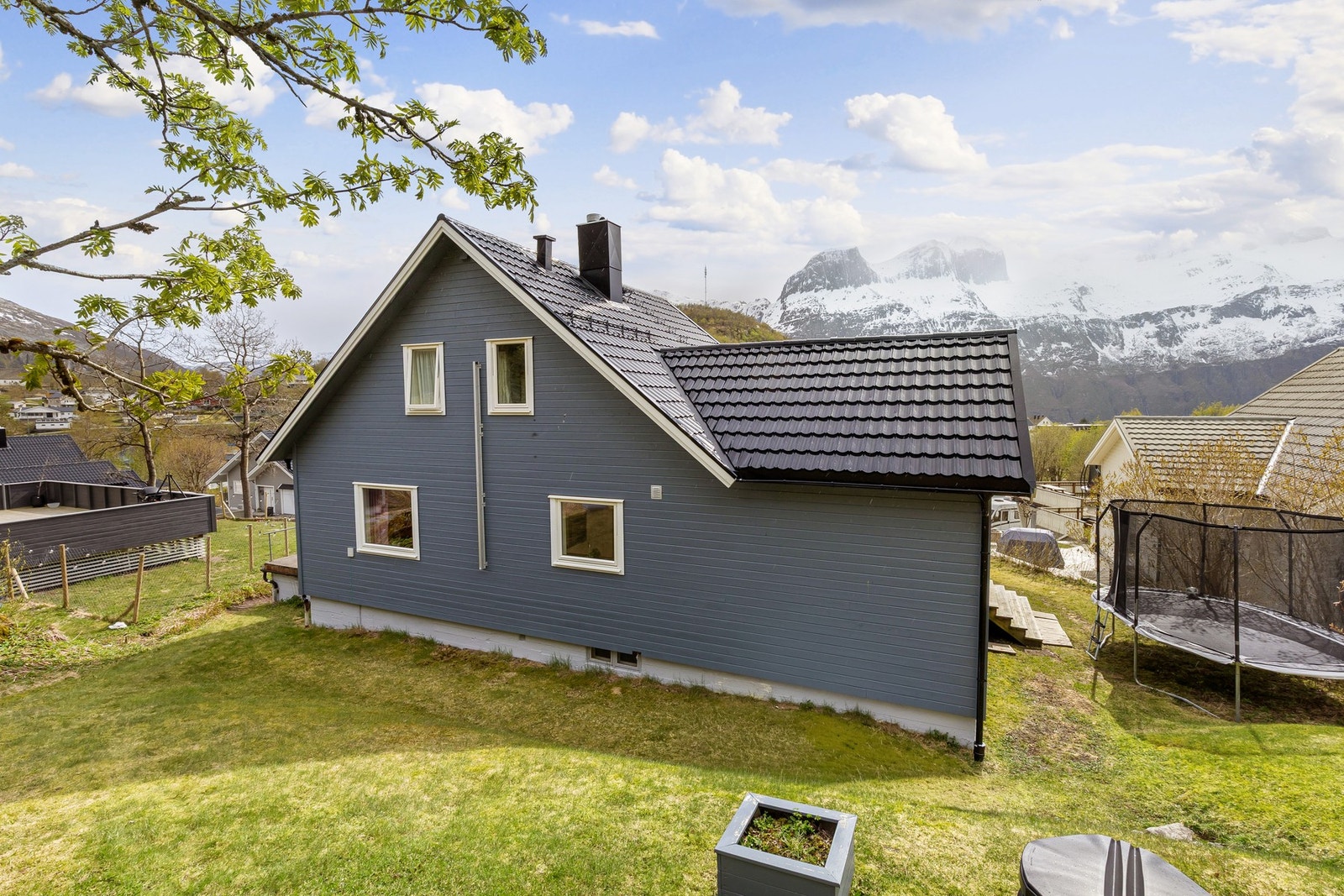 Taket har nyere stålplater med steinprofil, lagt i 2020. Galleribilde