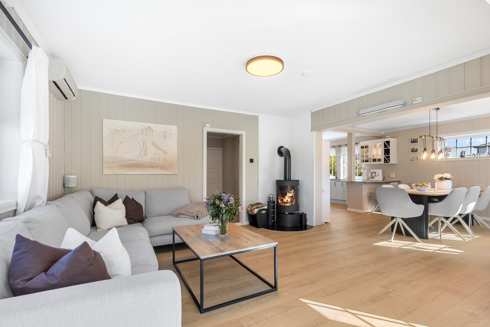 Stuen er romslig og har god plass til både sofagruppe og en egen spisedel. Galleribilde