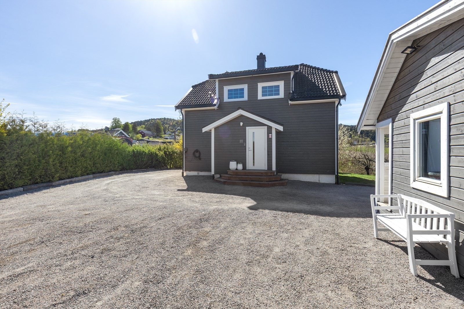 Inngangspartiet har en utvendig trapp med impregnerte materialer fra 2025. Boligen har ny, malt hovedytterdør fra 2026. Galleribilde