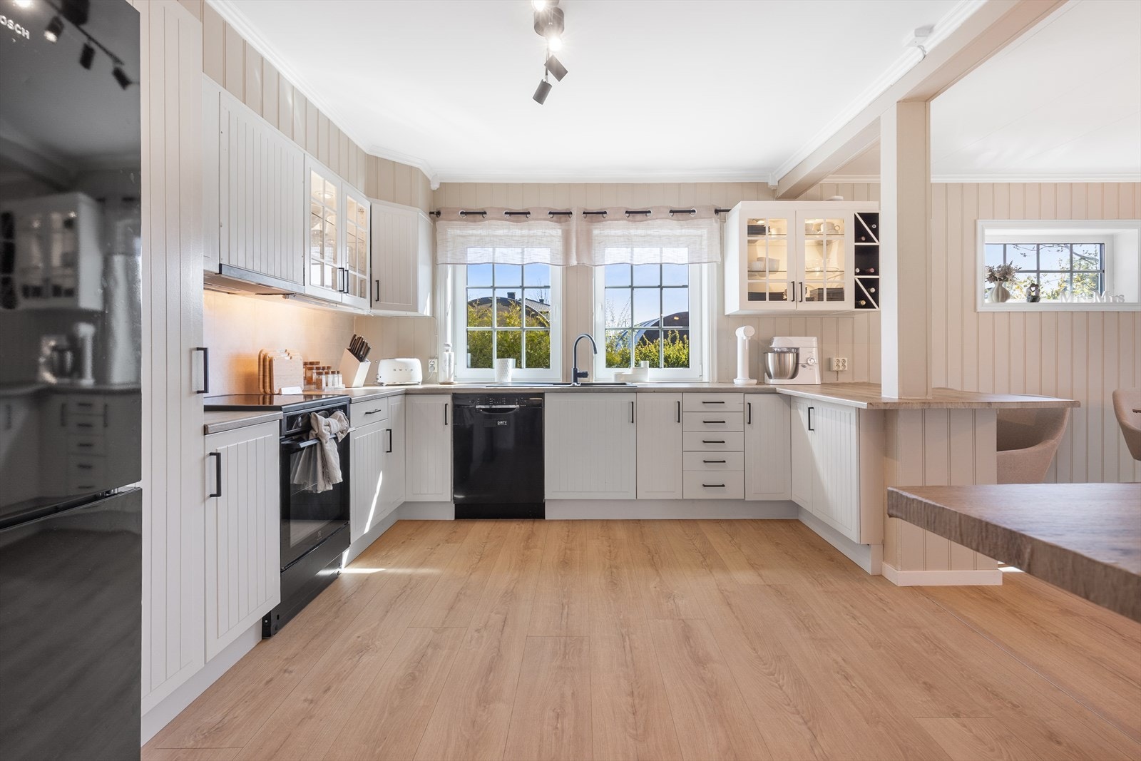 Laminat benkeplate med gode arbeidsflater. Det opplegg for oppvaskmaskin og avsatt plass til frittstående hvitevarer. Galleribilde