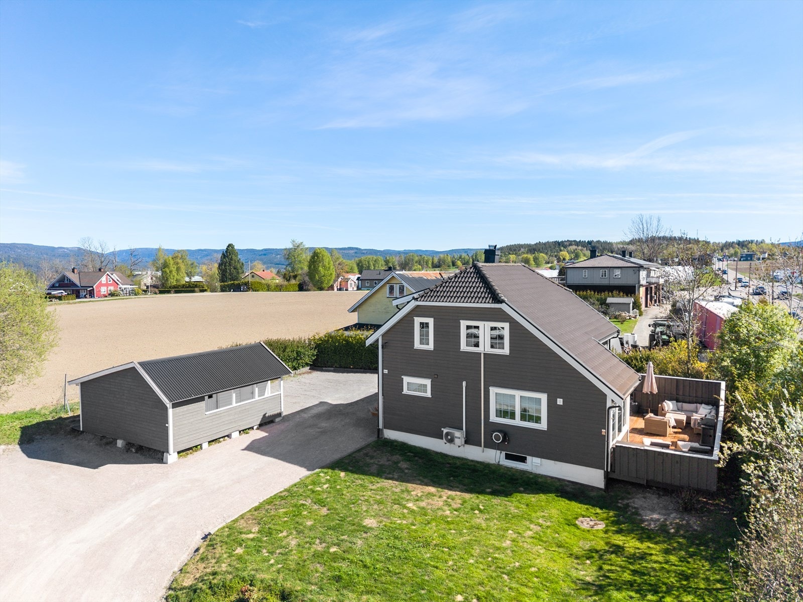En oppgradert og pen enebolig med landlig beliggenhet og kort vei til Ulefoss sentrum. Boligen har liggende vestlandskledning fra 2015, nymalt i 2022. Galleribilde