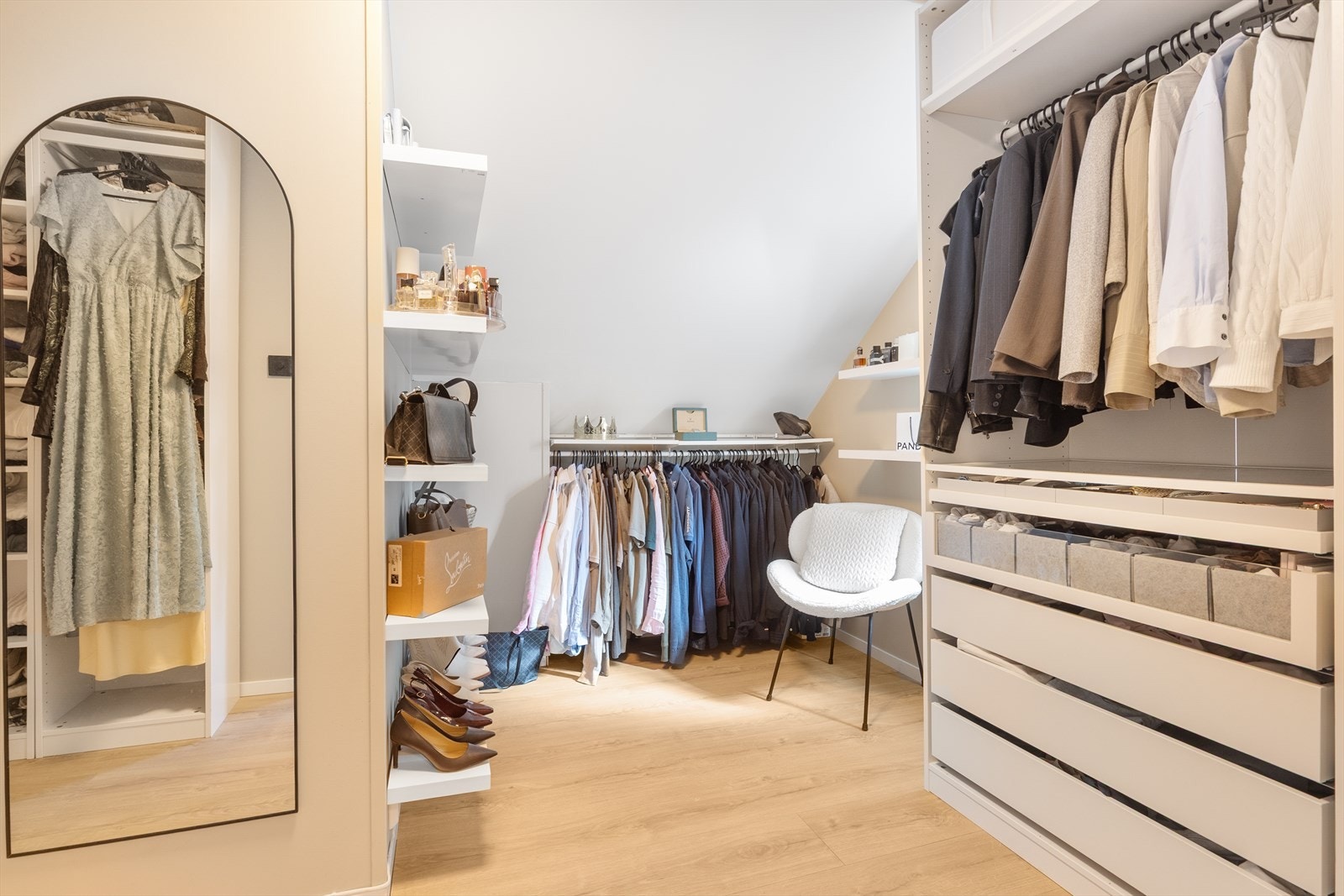 I tilknytning til det ene soverommet er det et innredet rom som er ideelt som walk-in-garderobe. Galleribilde