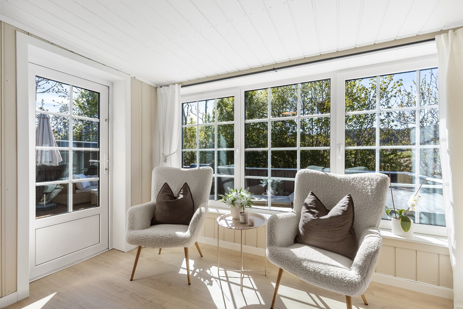 Fra stuen er det direkte utgang til terrassen via en balkongdør fra 2014. Galleribilde