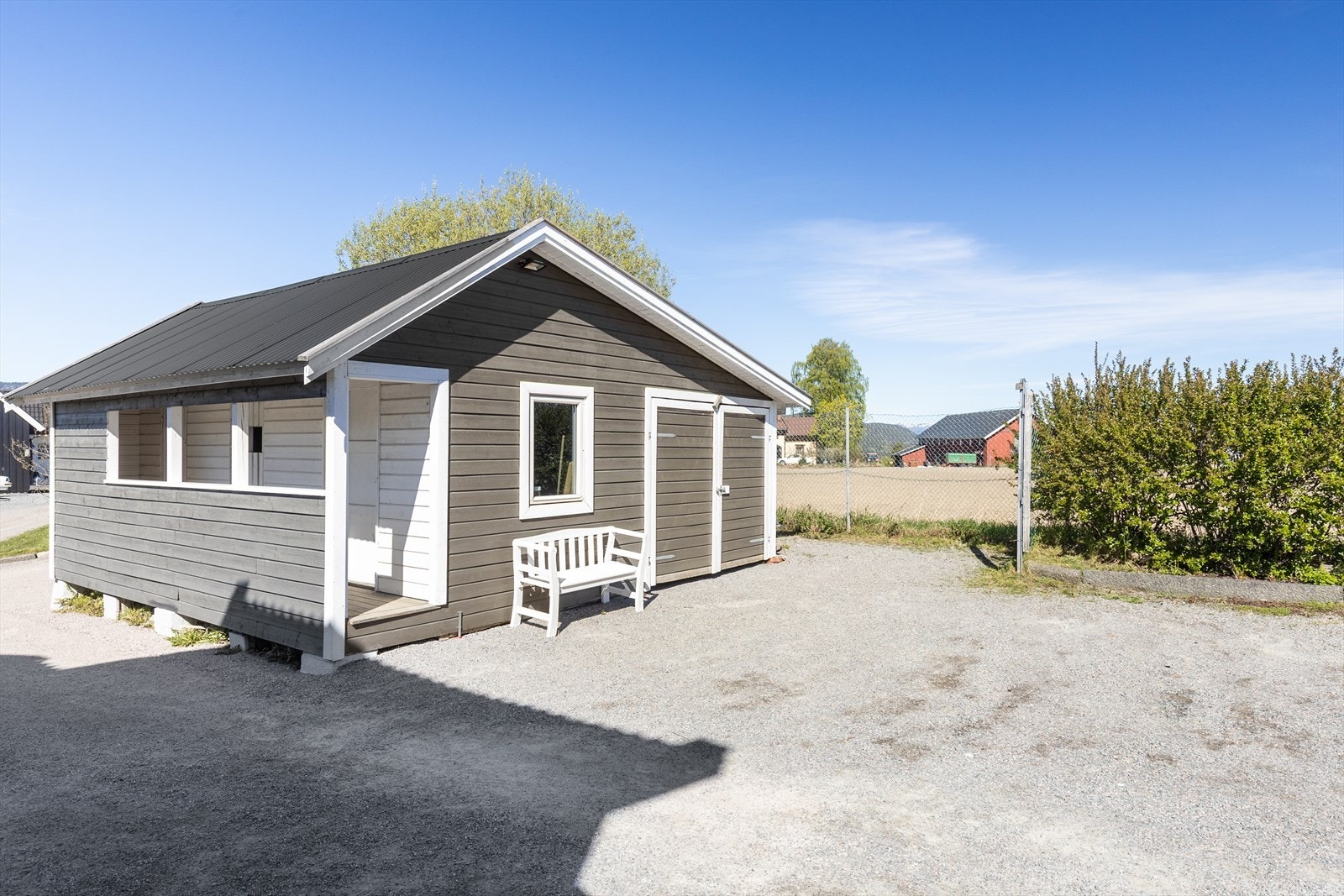 På eiendommen er det oppført en garasje/uthus. Uthuset gir gode muligheter for lagring av bil, verktøy og hageredskaper. Galleribilde