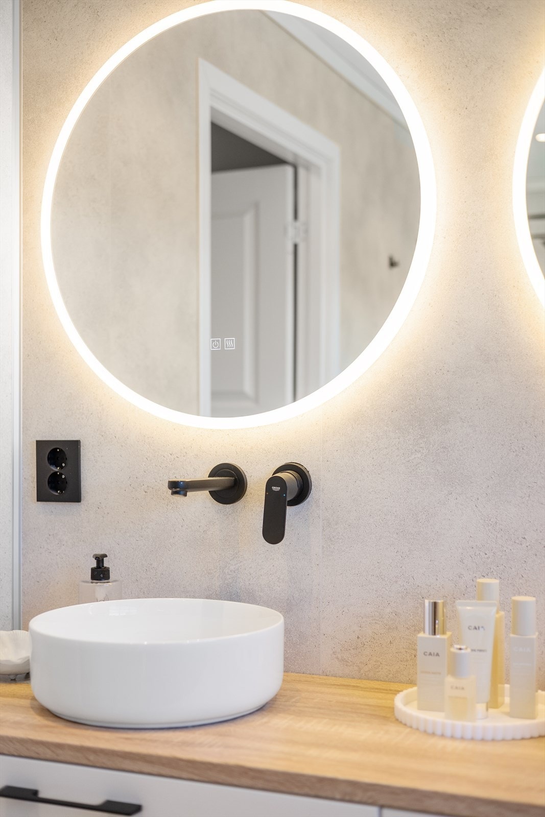 Badet har elektriske varmekabler i gulvet, som gir en behagelig start på dagen. Innfelte spotter i tak. Galleribilde