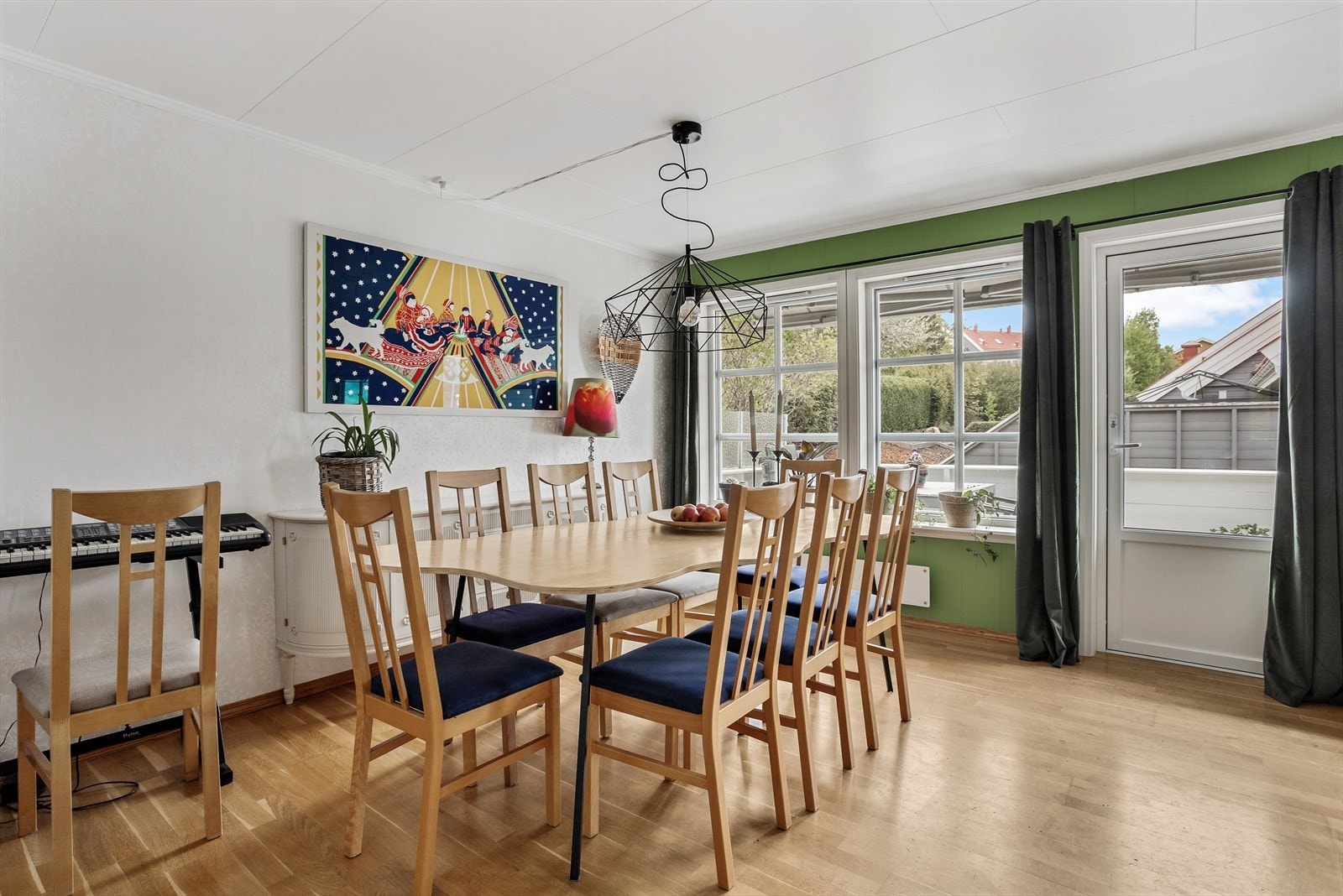 Spisestuen ligger i åpen løsning med kjøkkenet og har plass til et stort spisebord. Galleribilde