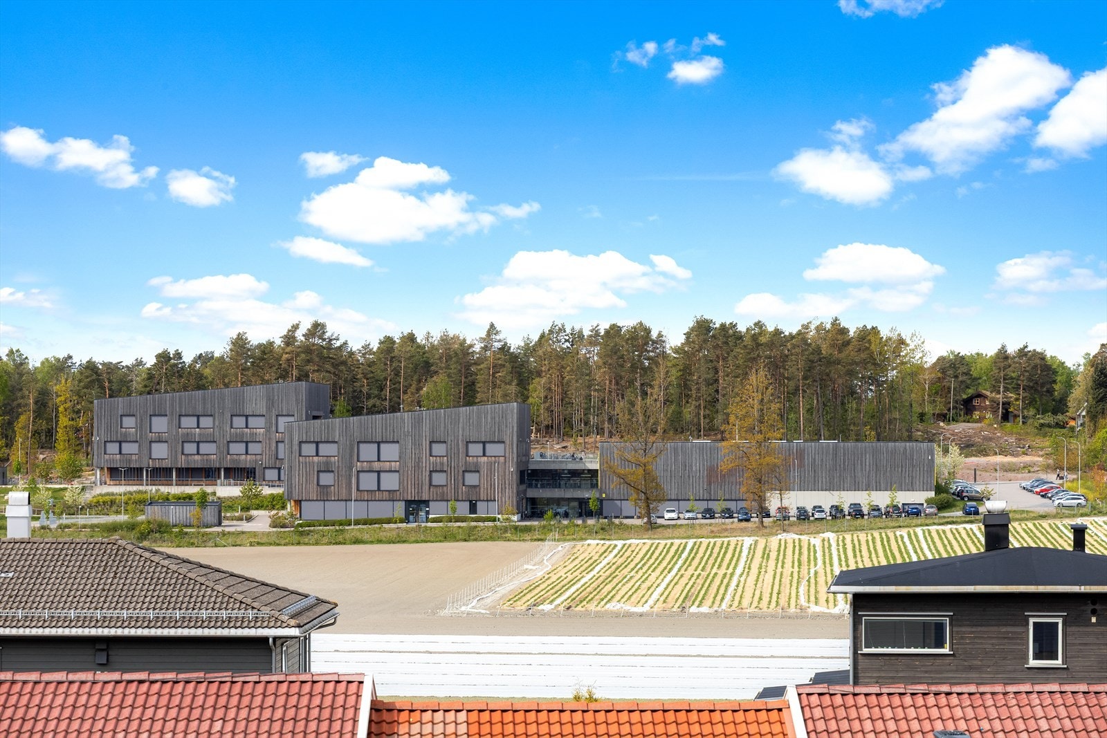 Man ser Labakken barneskole fra terrassen - bilde med zoom Galleribilde