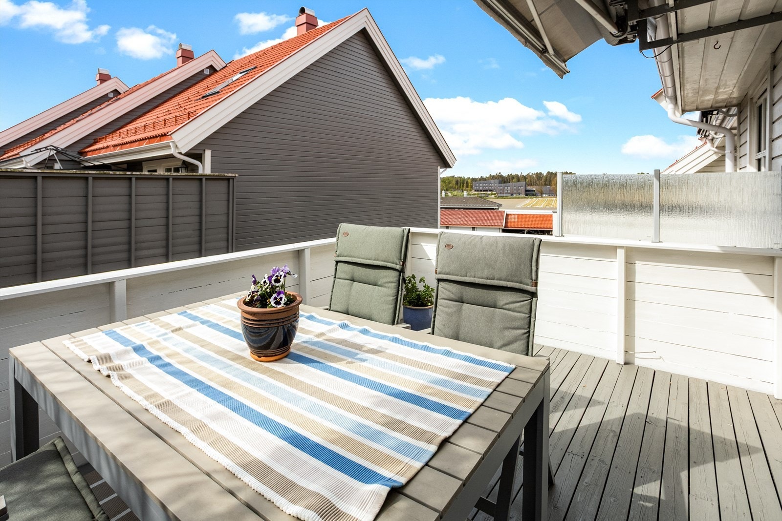 Sydvendt balkong med utgang fra kjøkkenet med stor terrassemarkise Galleribilde
