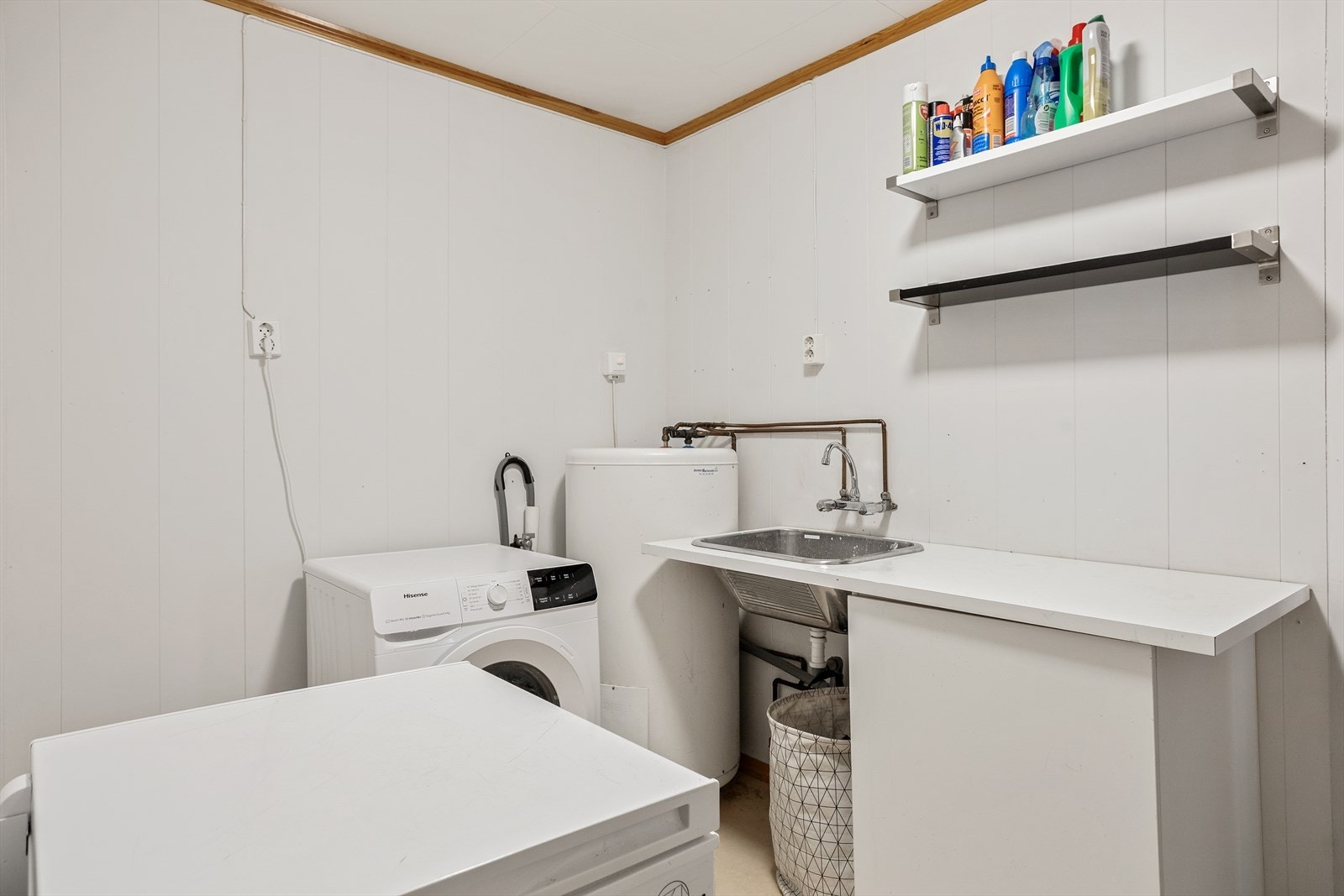 Praktisk vaskerom med opplegg for vaskemaskin, skyllekum og en 200-liters varmtvannstank. Galleribilde