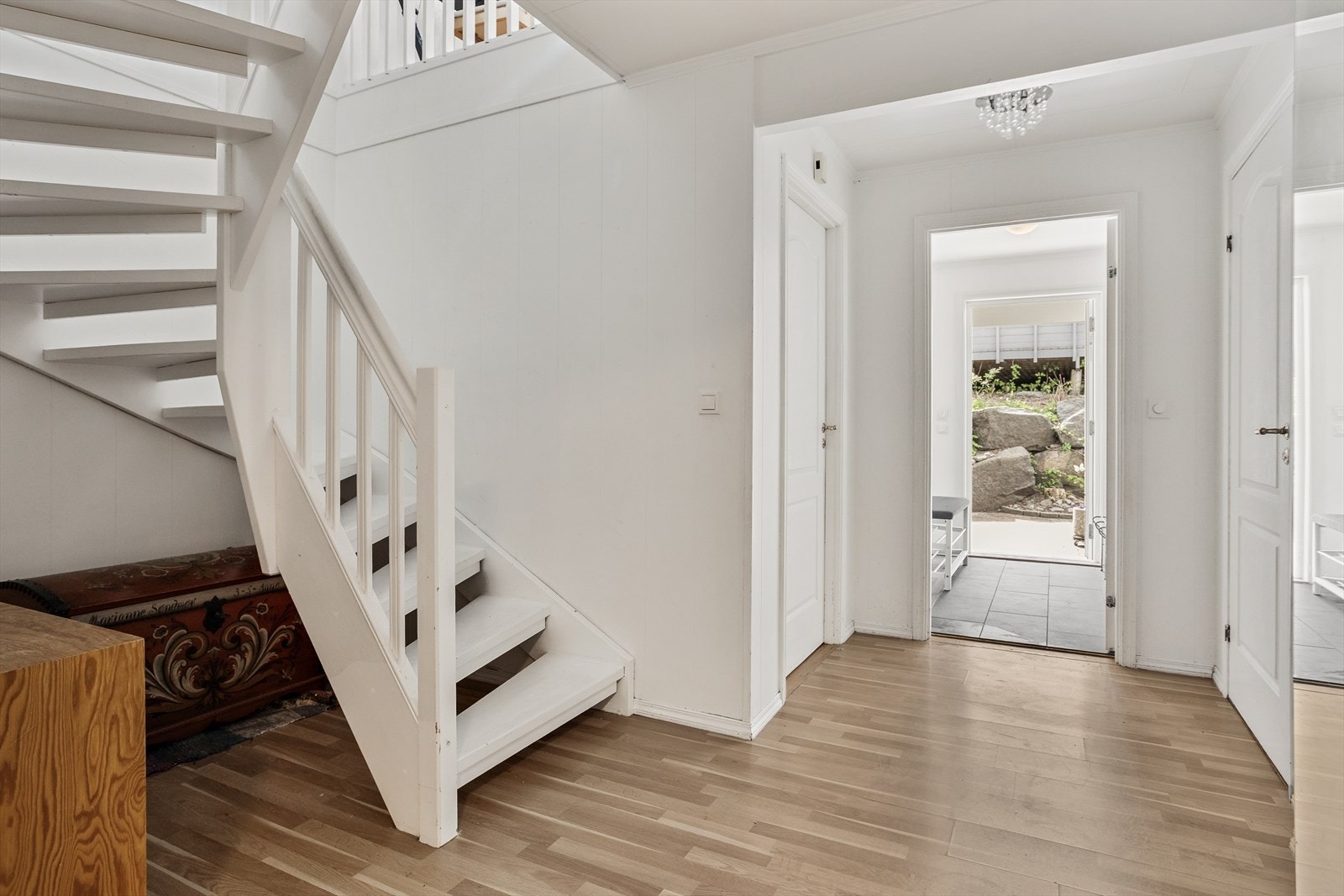 Hallen binder sammen rommene i underetasjen og har parkett på gulvet. Galleribilde