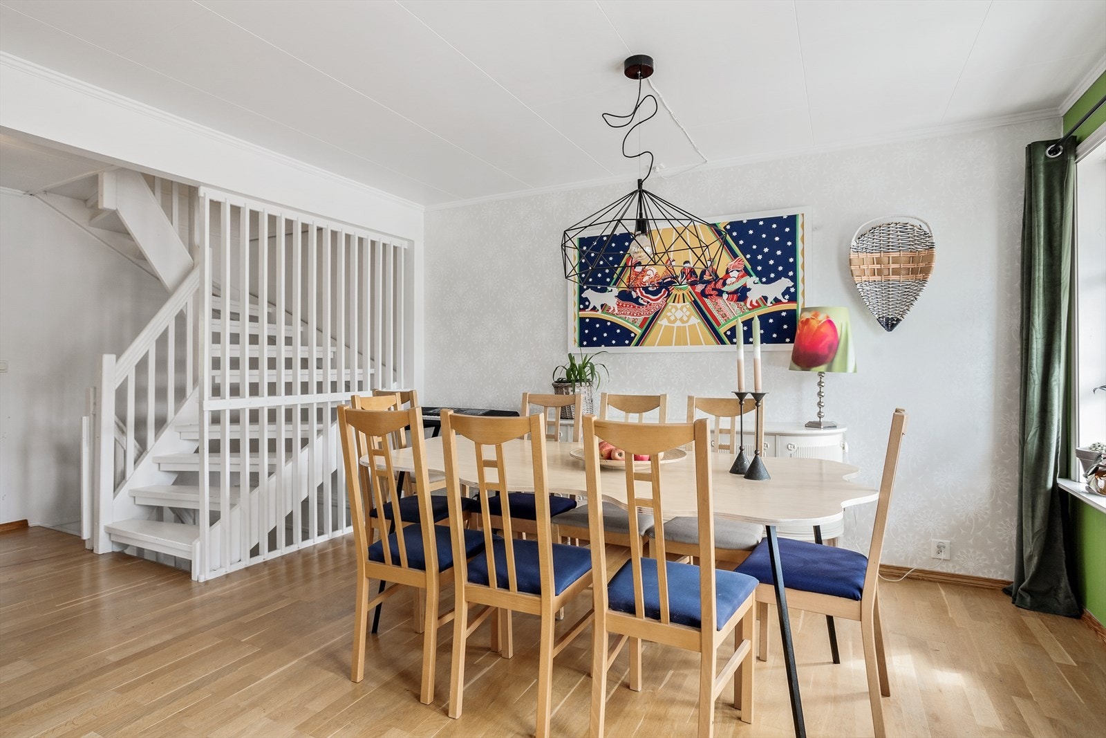 Den malte tretrappen fører videre opp til loftsetasjen. Galleribilde