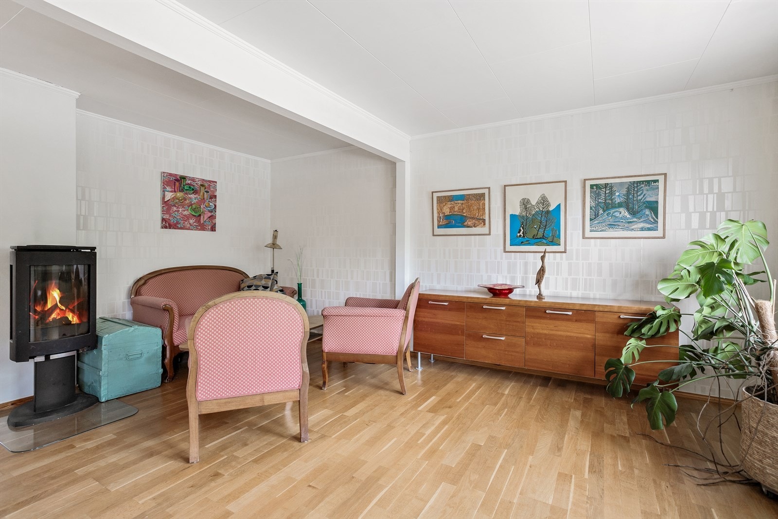 Peisovnen er plassert sentralt i stuen og gir god varme. Galleribilde