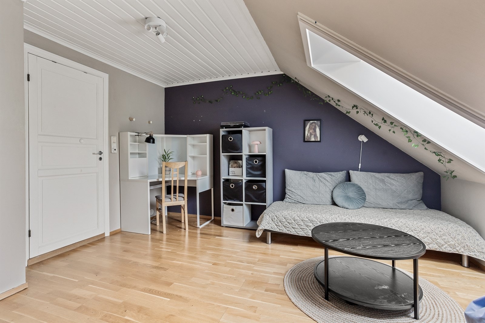 Det ene rommet på loftet er romslig og kan brukes som soverom, kontor eller en ekstra stue. Galleribilde