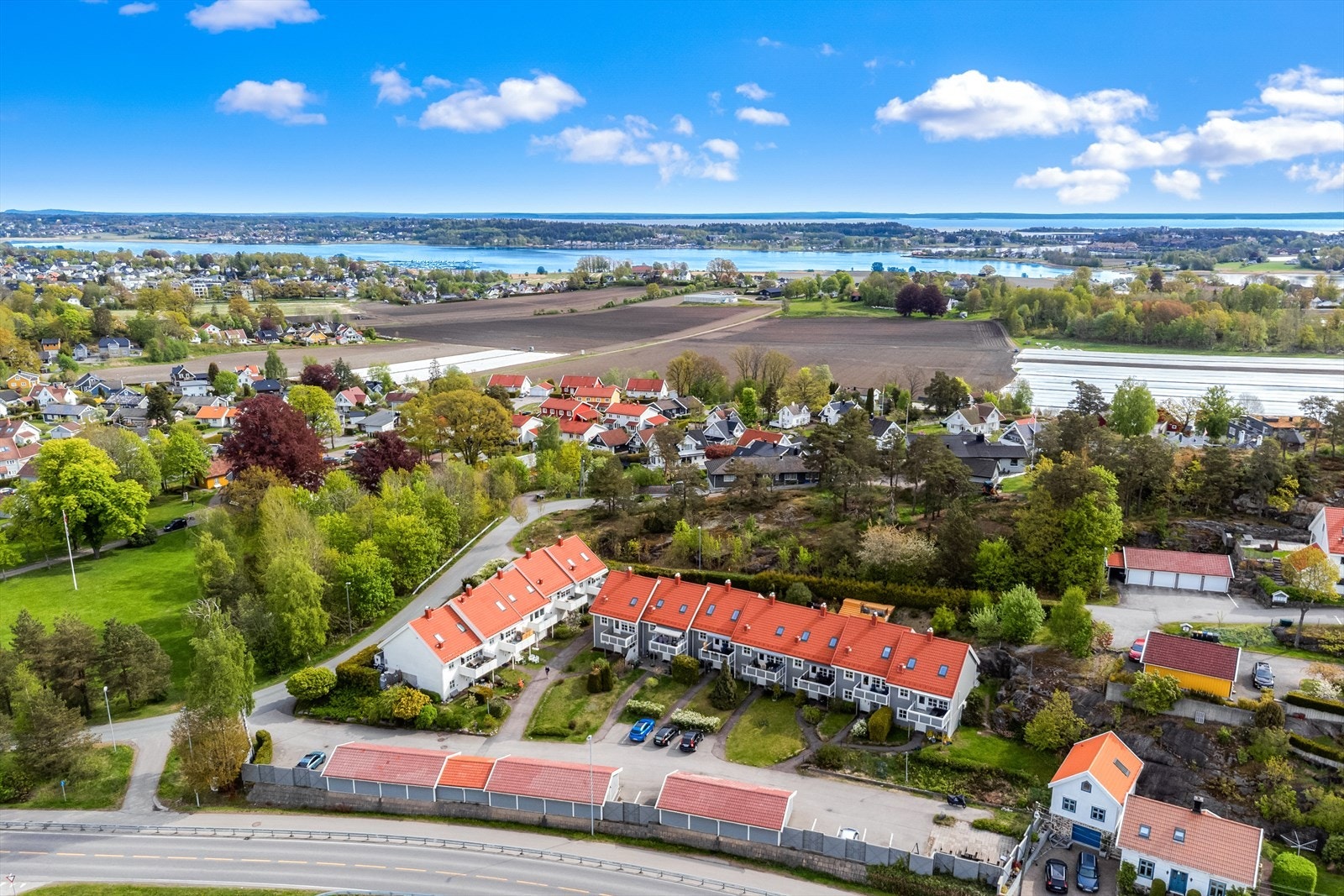 Boligen ligger i et rolig og landlig område på Herstad, med kort vei til turstier og Tønsberg sentrum. Galleribilde