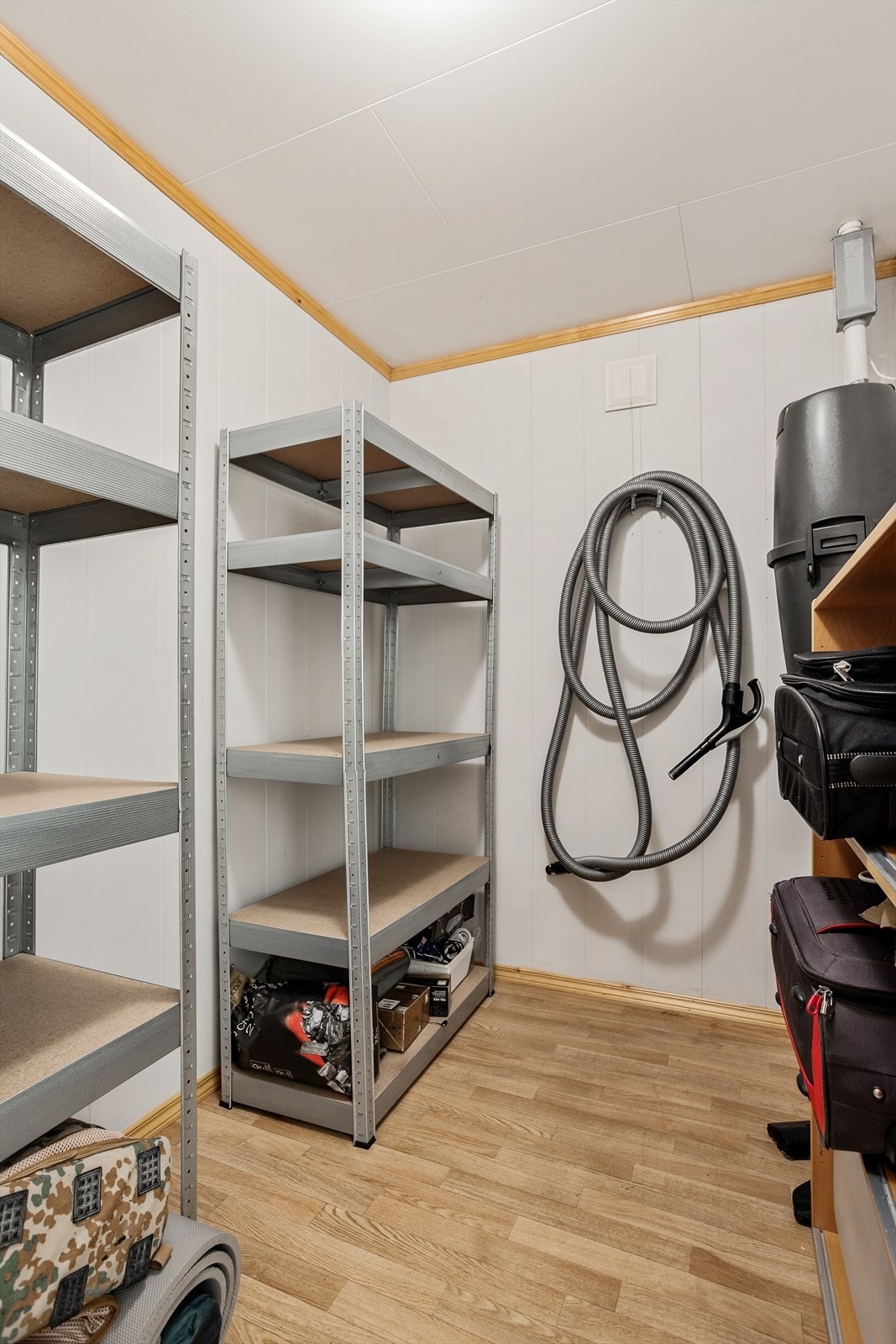 Innvendig bod i underetasjen gir rikelig med lagringsplass. Galleribilde