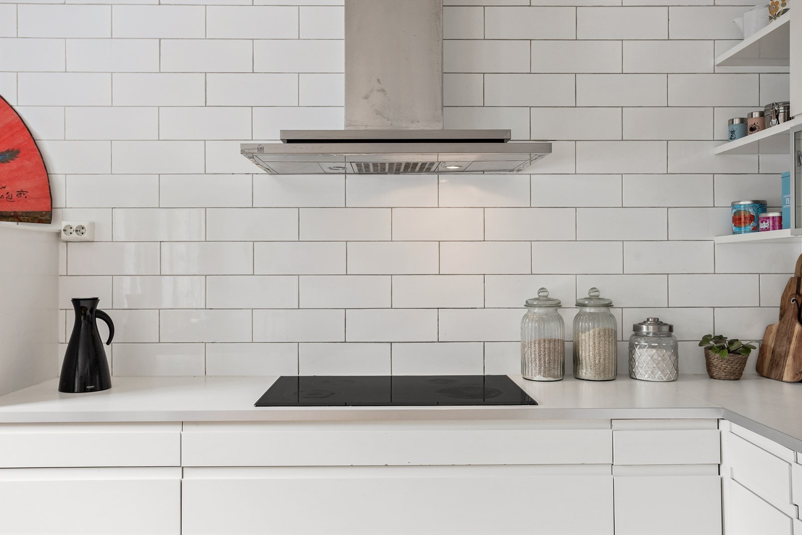 Induksjonstopp og kjøkkenventilator med avtrekk ut. Galleribilde